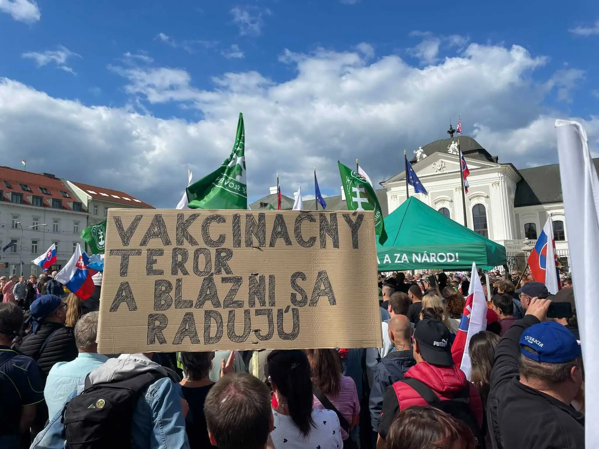 Protest pred Prezidentským palácom proti opatreniam