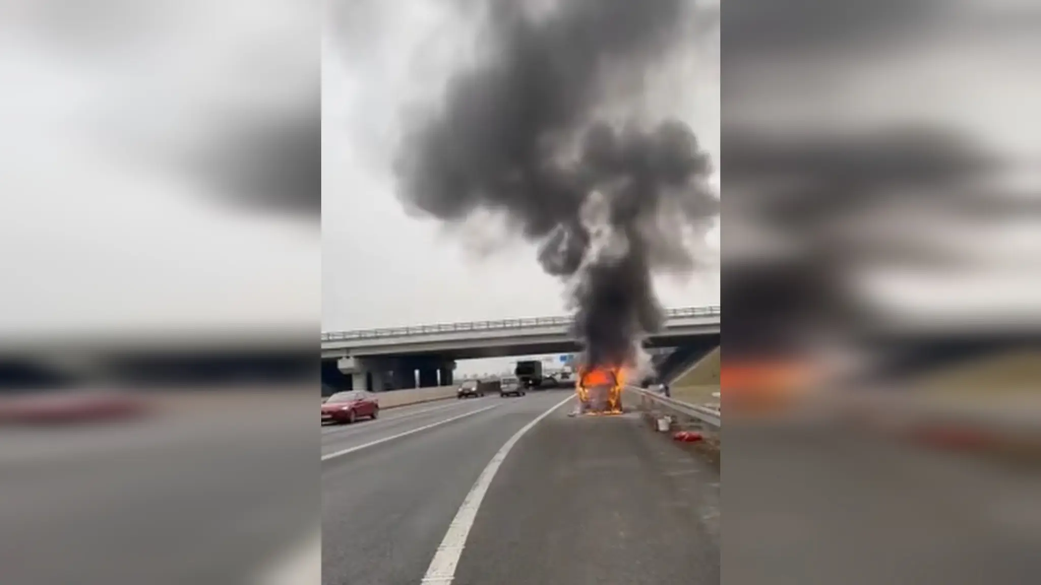 Na snímke horiace auto, ktoré zachvátil požiar pri Bratislave smerom na Ivanku pri Dunaji.