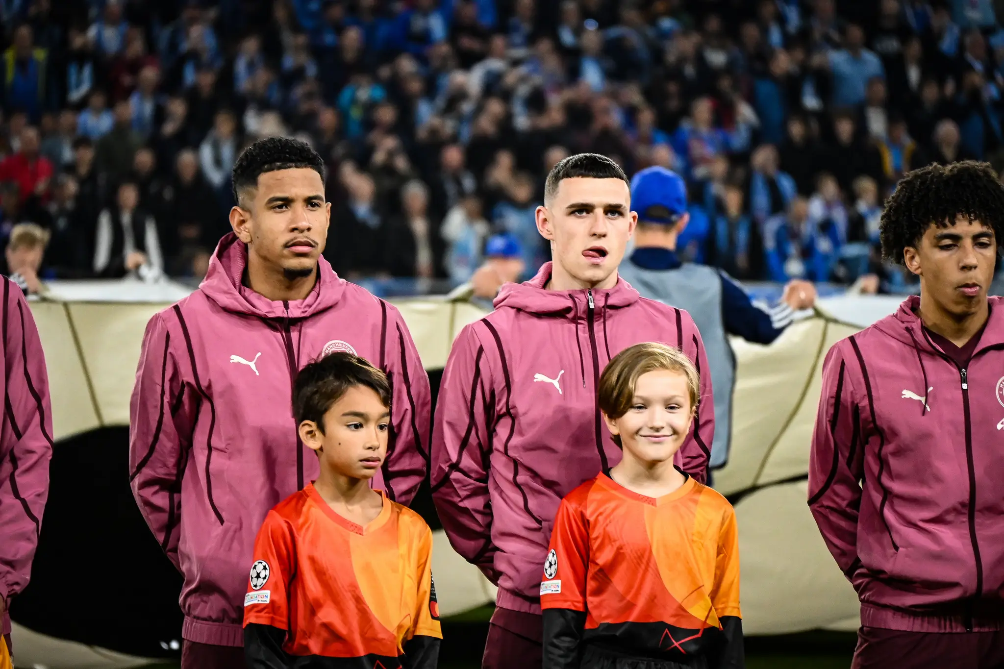 Phil Foden (druhý sprava) sa v Bratislave stal mužom zápasu.