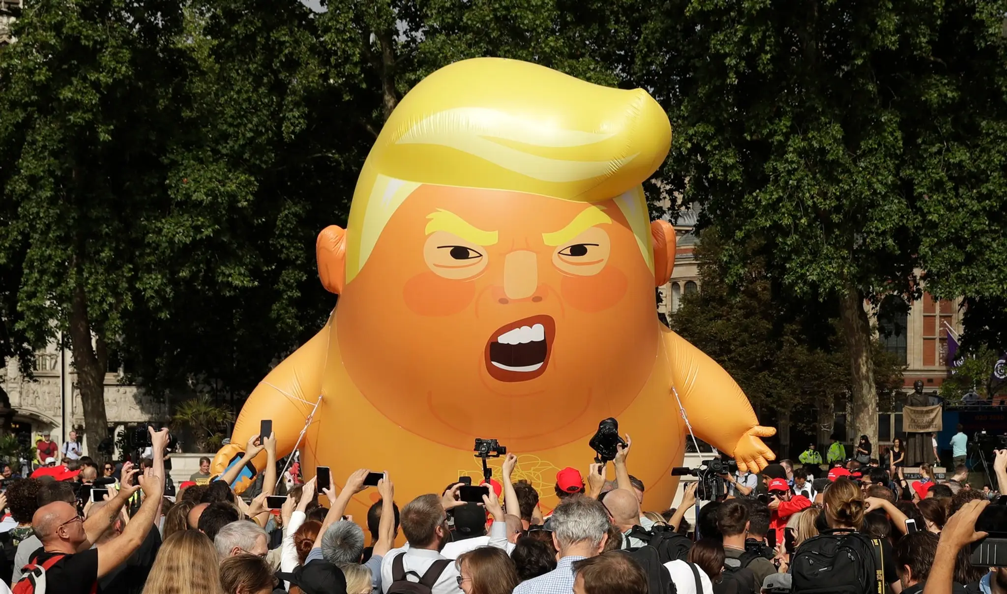 V centre Londýna sa na demonštrácii proti Trumpovi zišli desaťtisíce ľudí.