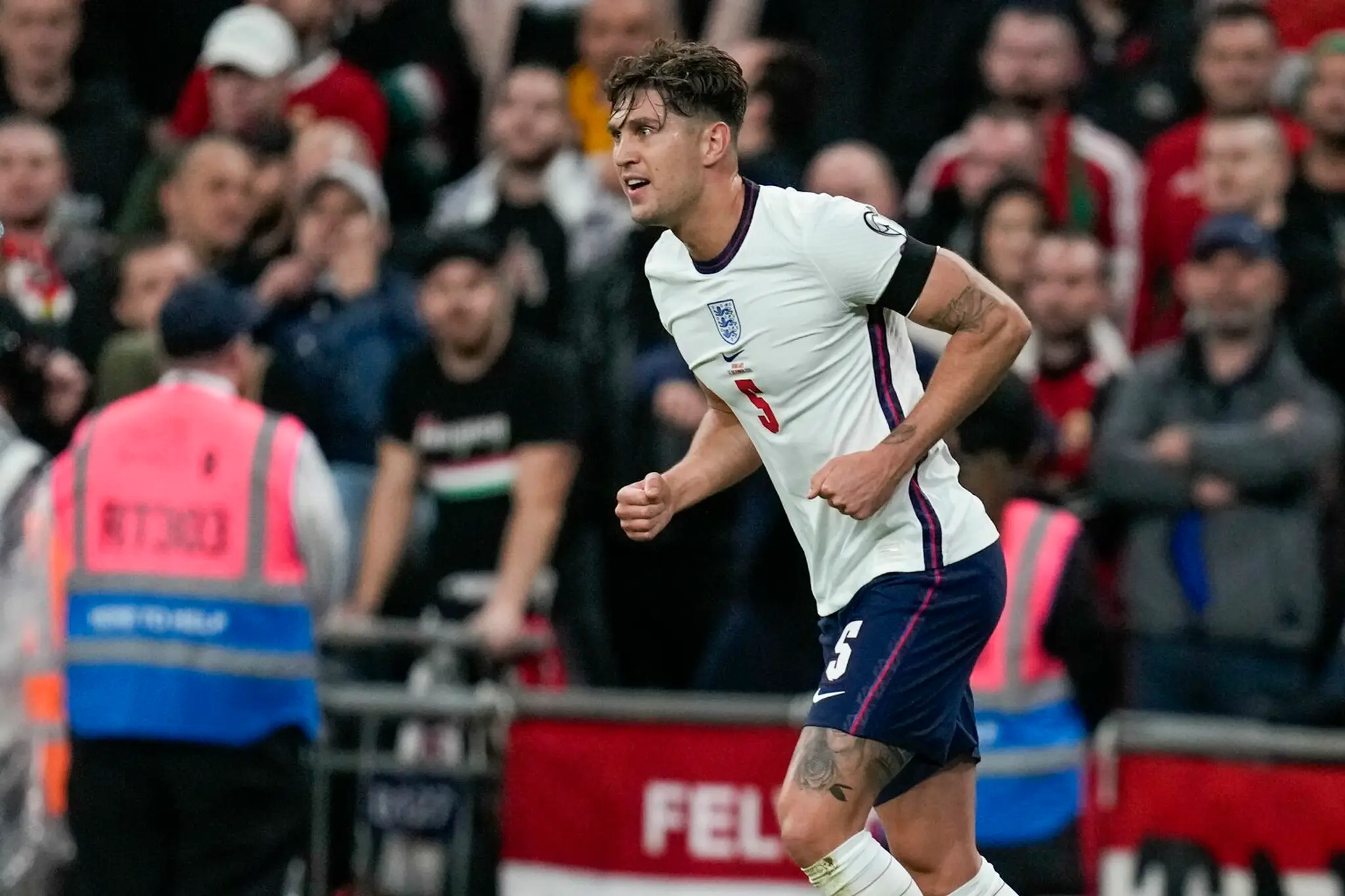 Anglický hráč John Stones reaguje po strelení gólu. 
