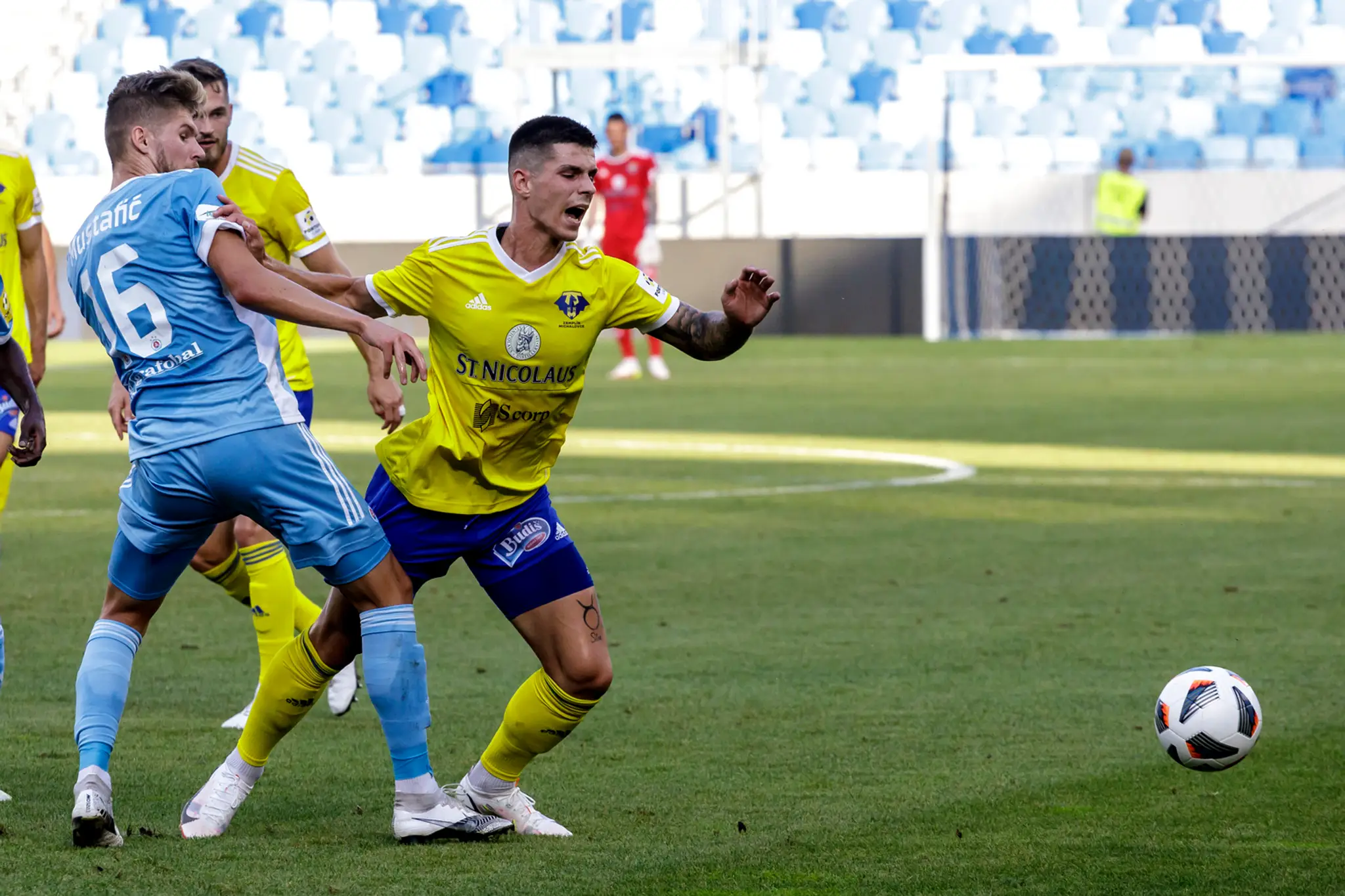 Na snímke zľava Alen Mustafič (Slovan) a Matúš Vojtko (Zemplín).