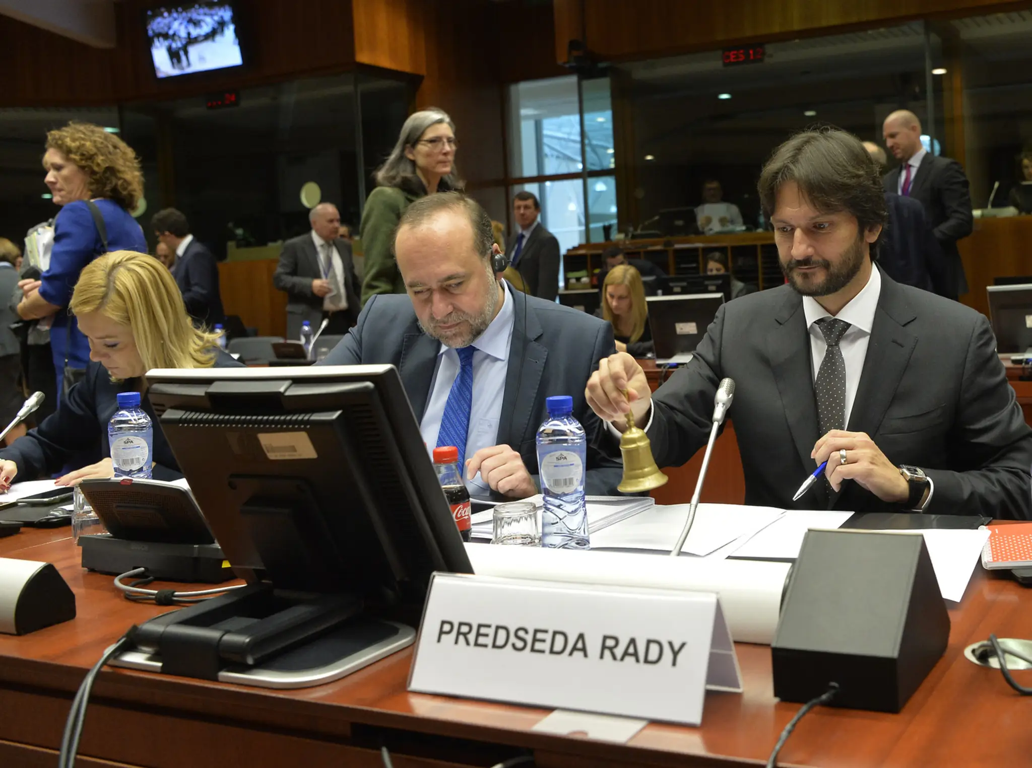 Podpredseda vlády a minister vnútra SR Robert Kaliňák (vpravo) ohlasuje zvonením začiatok rokovania Rady EÚ pre vnútro a spravod