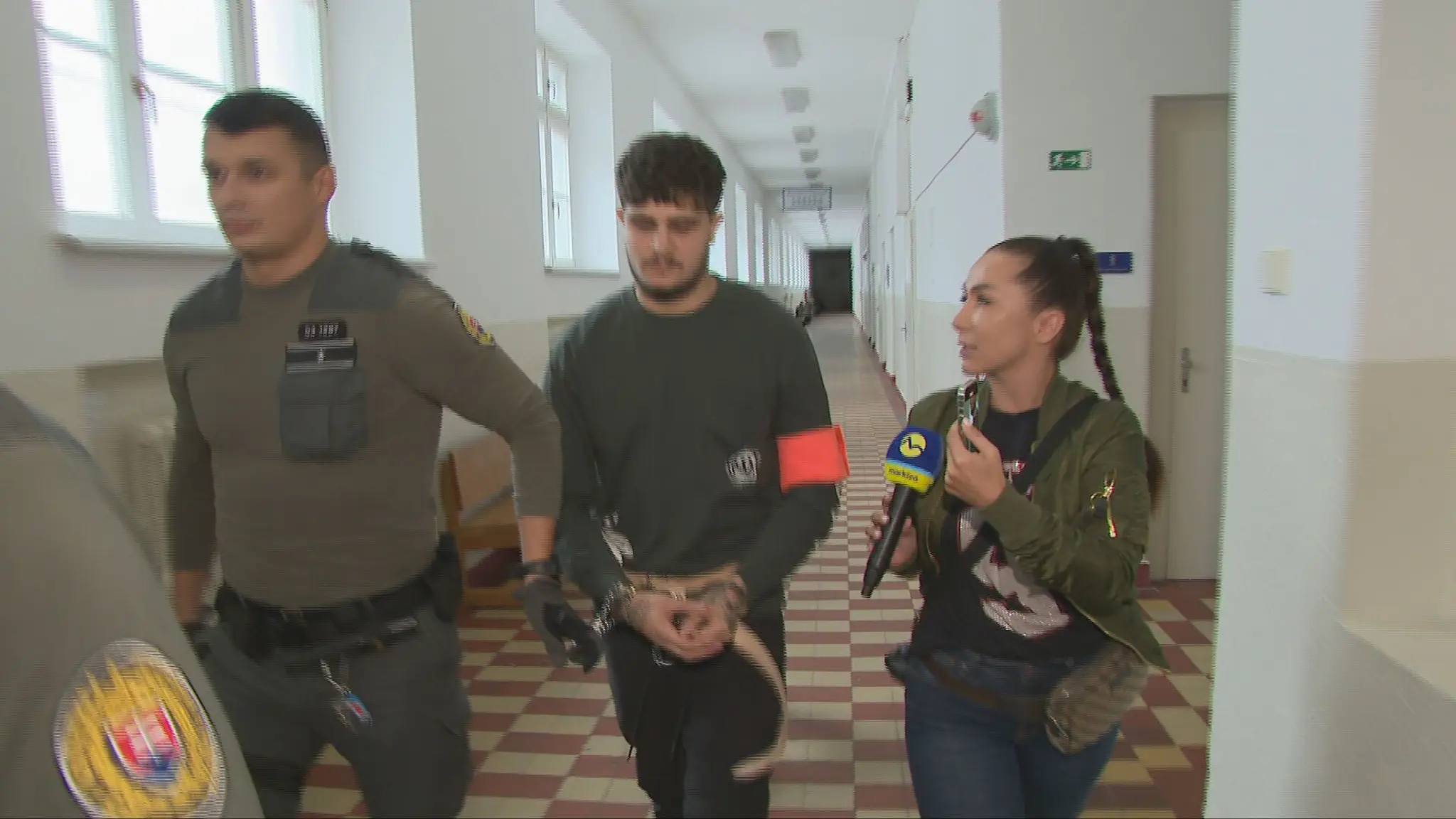 RObert prichádza na súd.