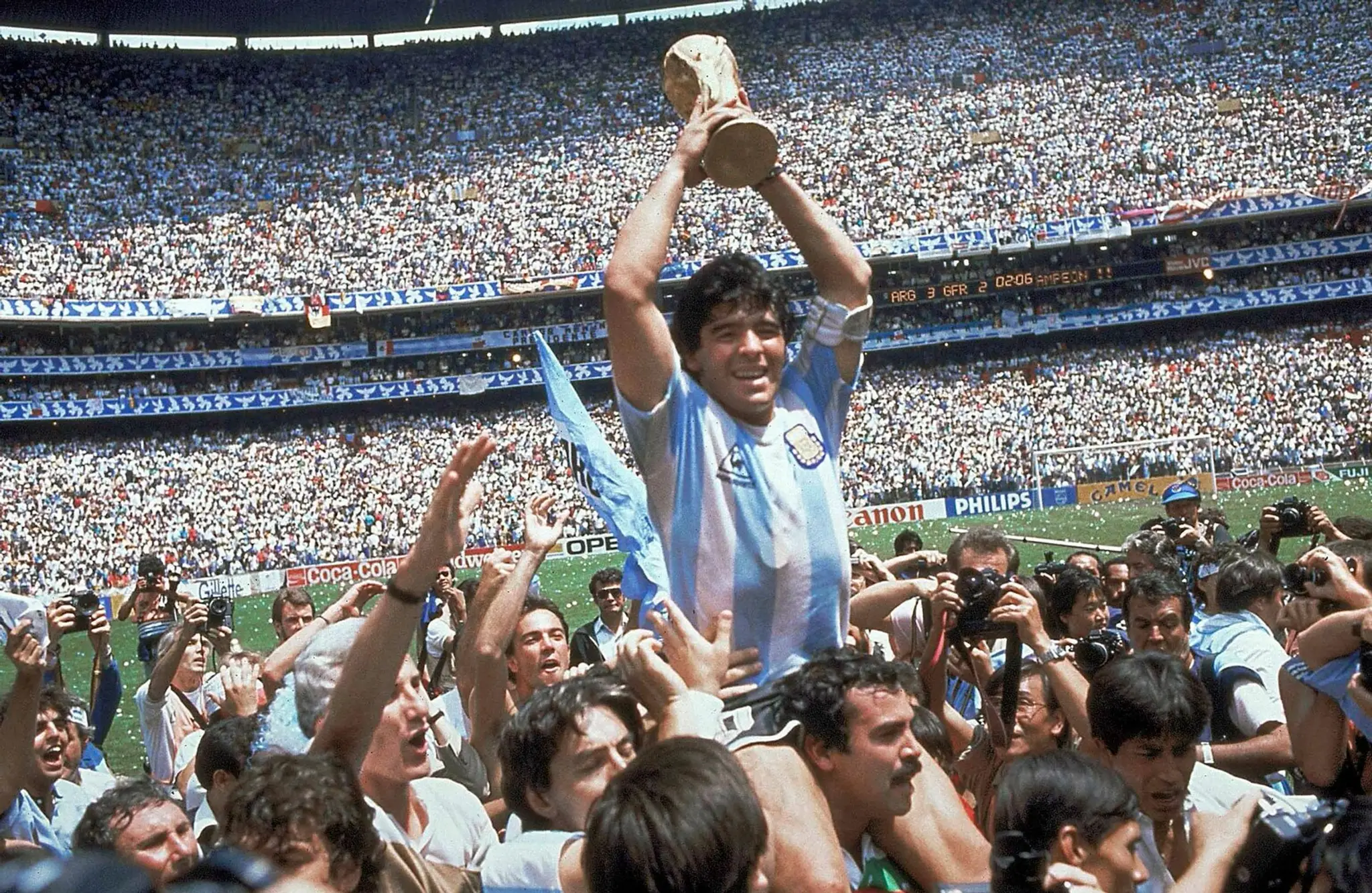 Na archívnej snímke z 10. júna 1987 Pelé (uprostred), kapitán Talianska Alessandro Altobelli (vľavo) a Diego Maradona.