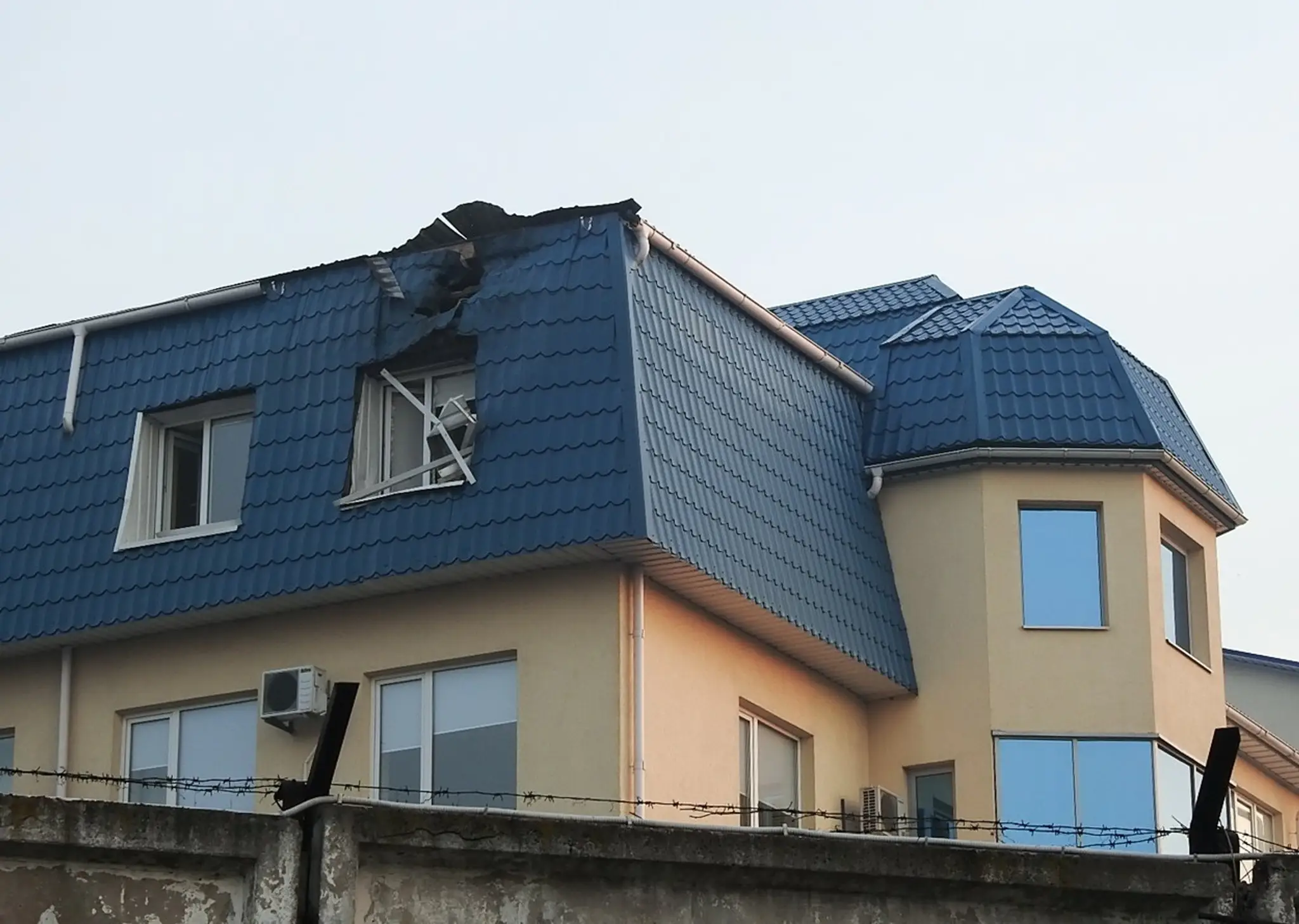 Zničená strecha po zásahu granátometom.