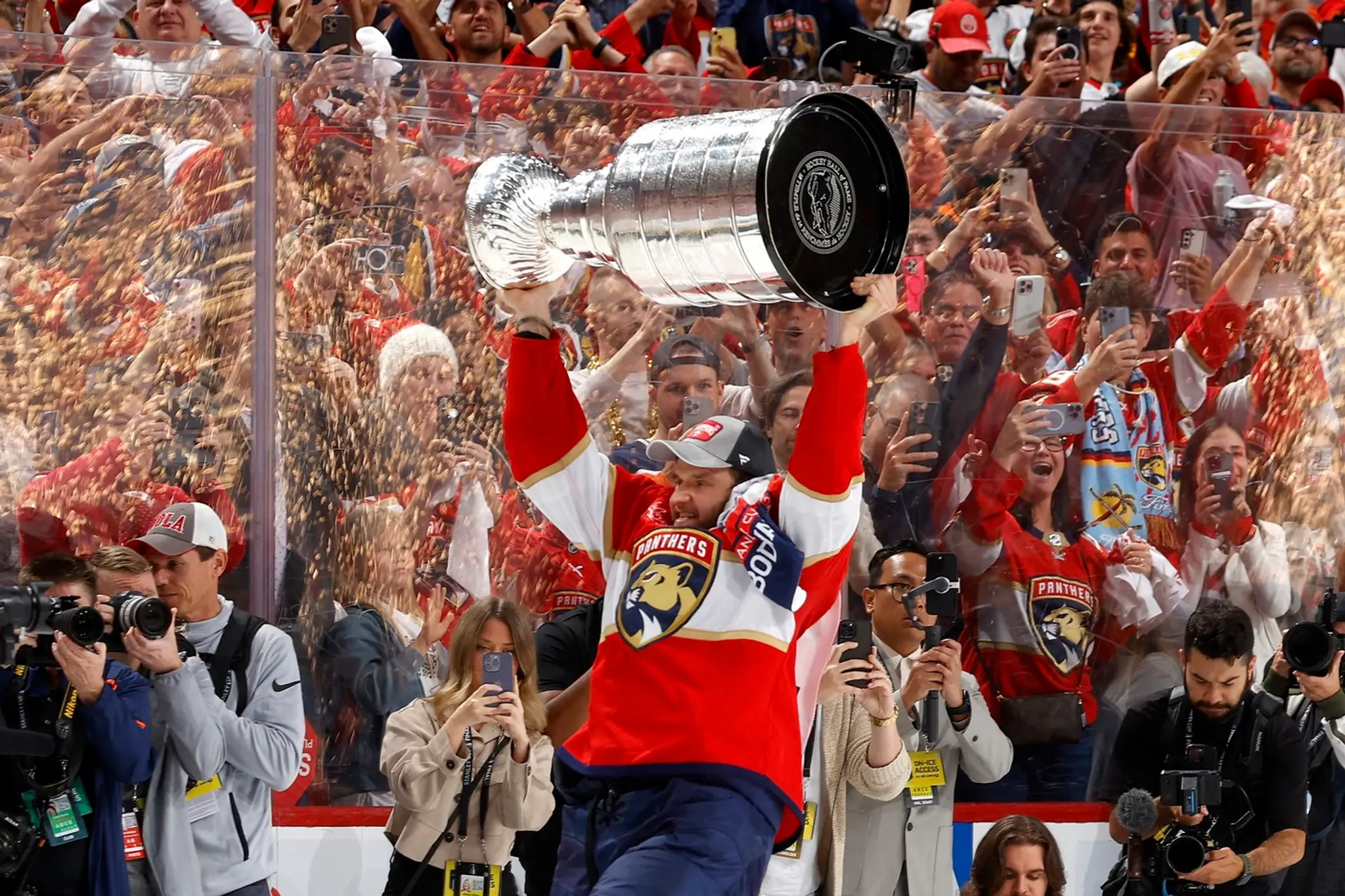 Kapitán Floridy Aleksander Barkov drží nad hlavou Stanleyho pohár.