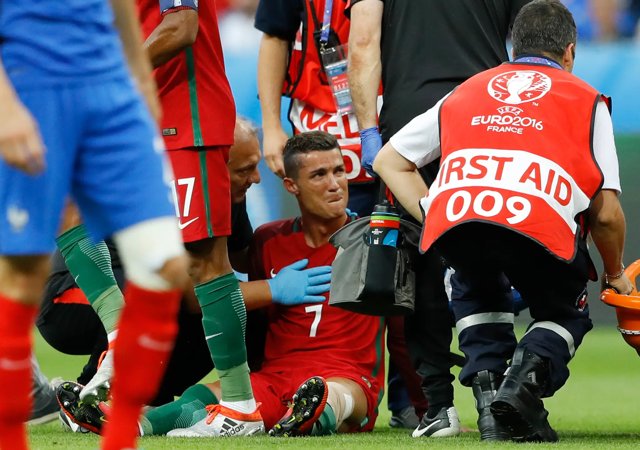 Líder Portugalska Cristiano Ronaldo v slzách vo finále ME proti Francúzsku.