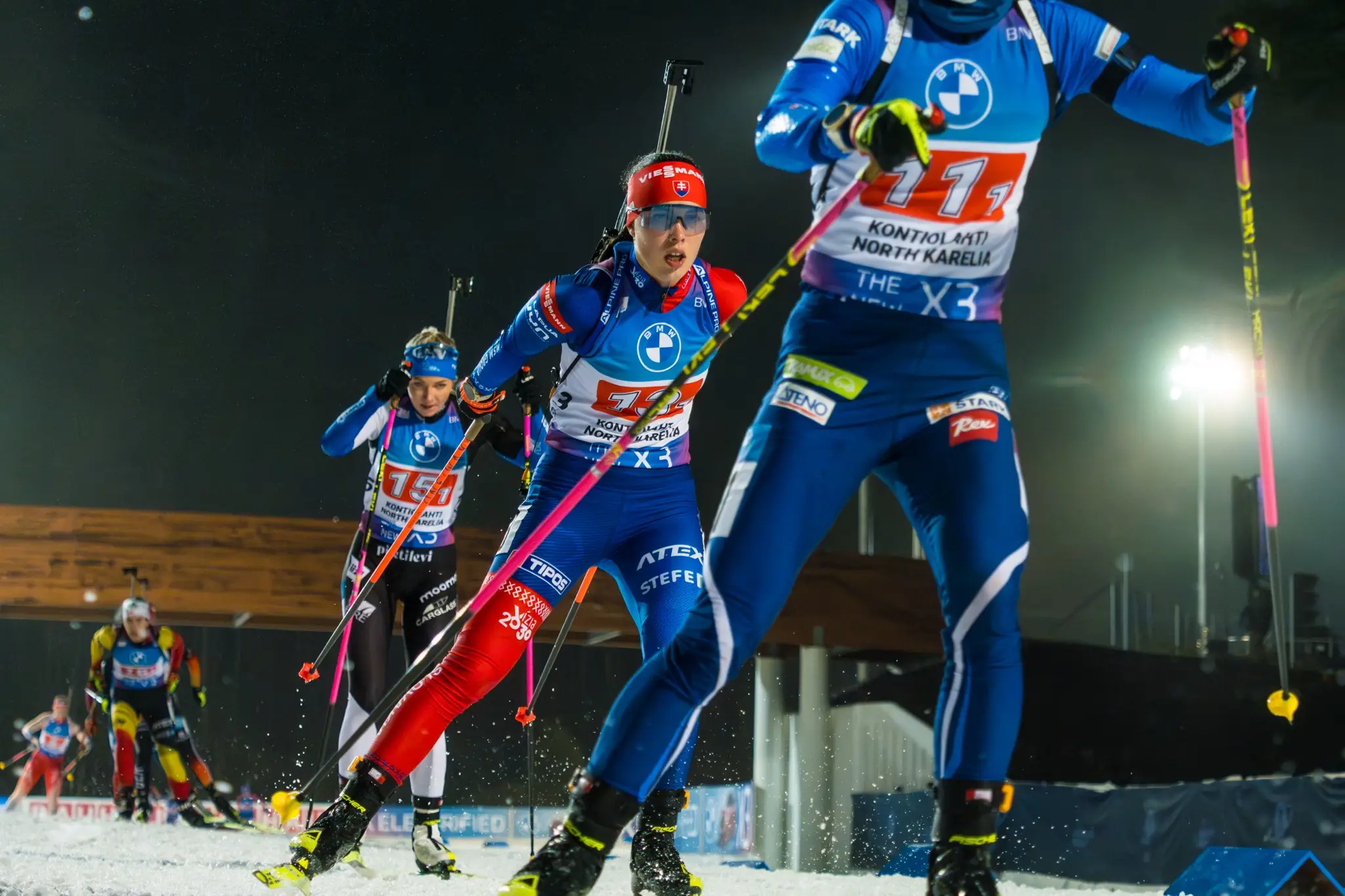 Slovenská biatlonistka Ema Kapustová (uprostred) počas štafety žien na 4x6 km na úvodnom podujatí Svetového pohára vo fínskom Kontiolahti