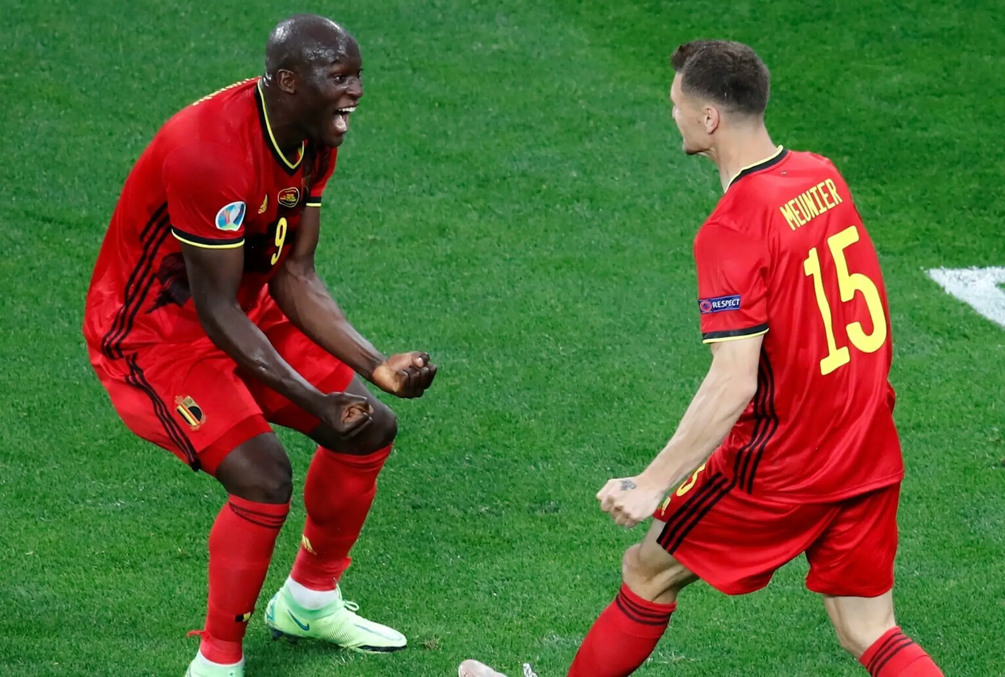 Romelu Lukaku sa teší z gólu s Thomasom Meunierom.