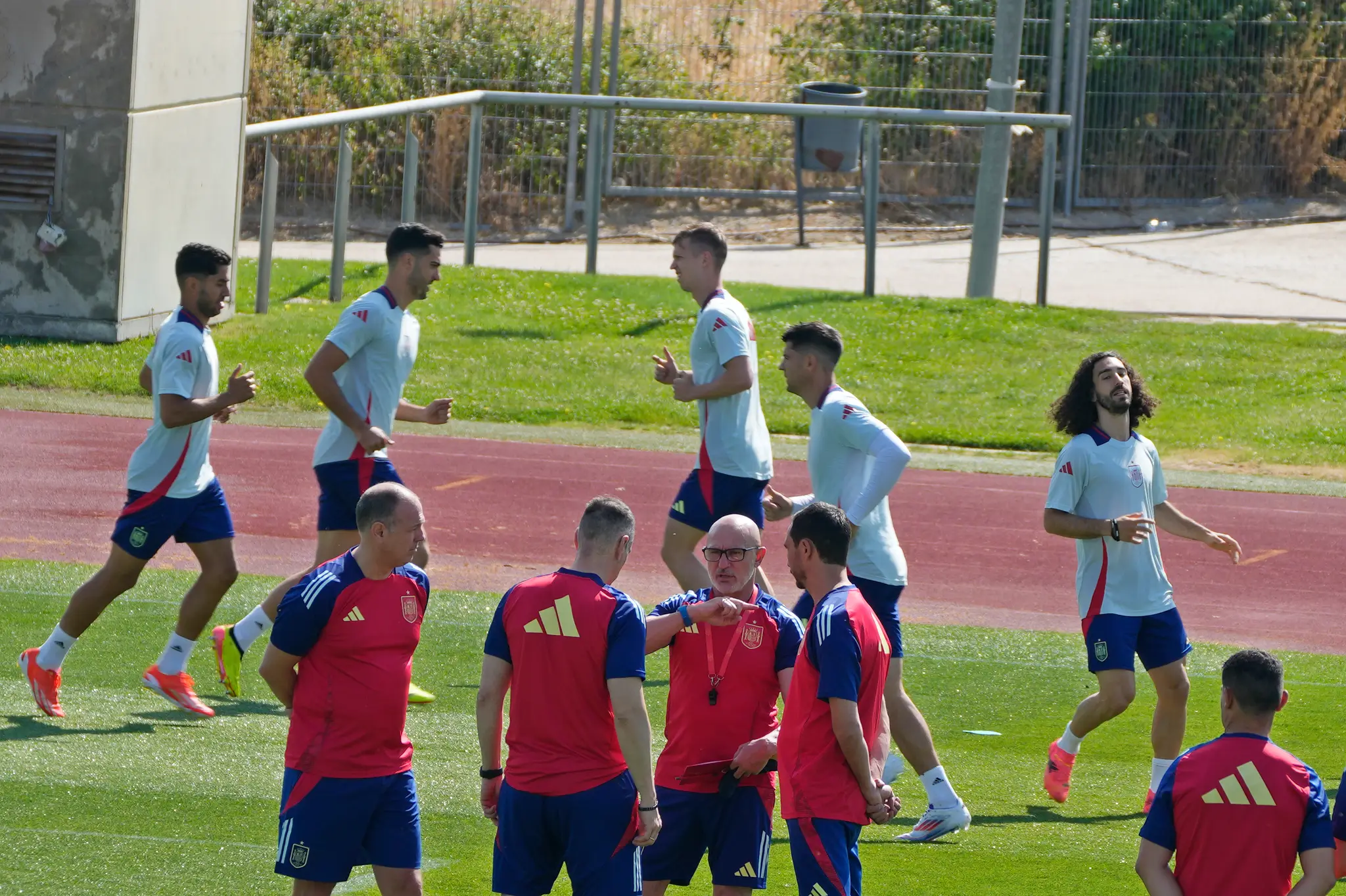 Tréner španielskej futbalovej reprezentácie Luis de la Fuente (tretí vľavo).