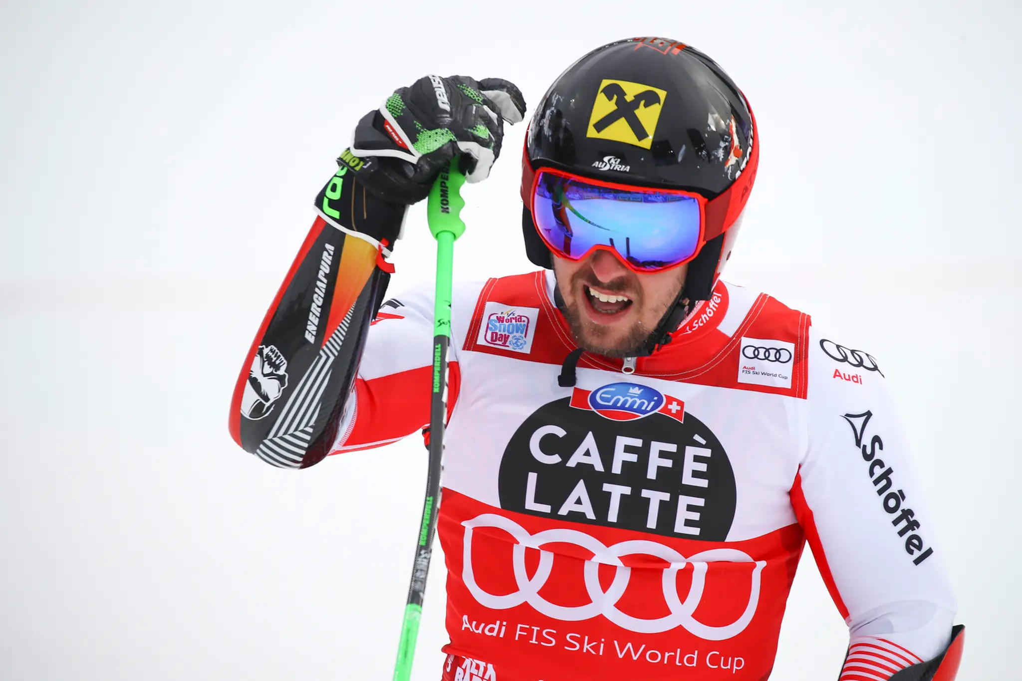 Alpský lyžiar Marcel Hirscher oslavuje triumf v obrovskom slalome v Alta Badii.