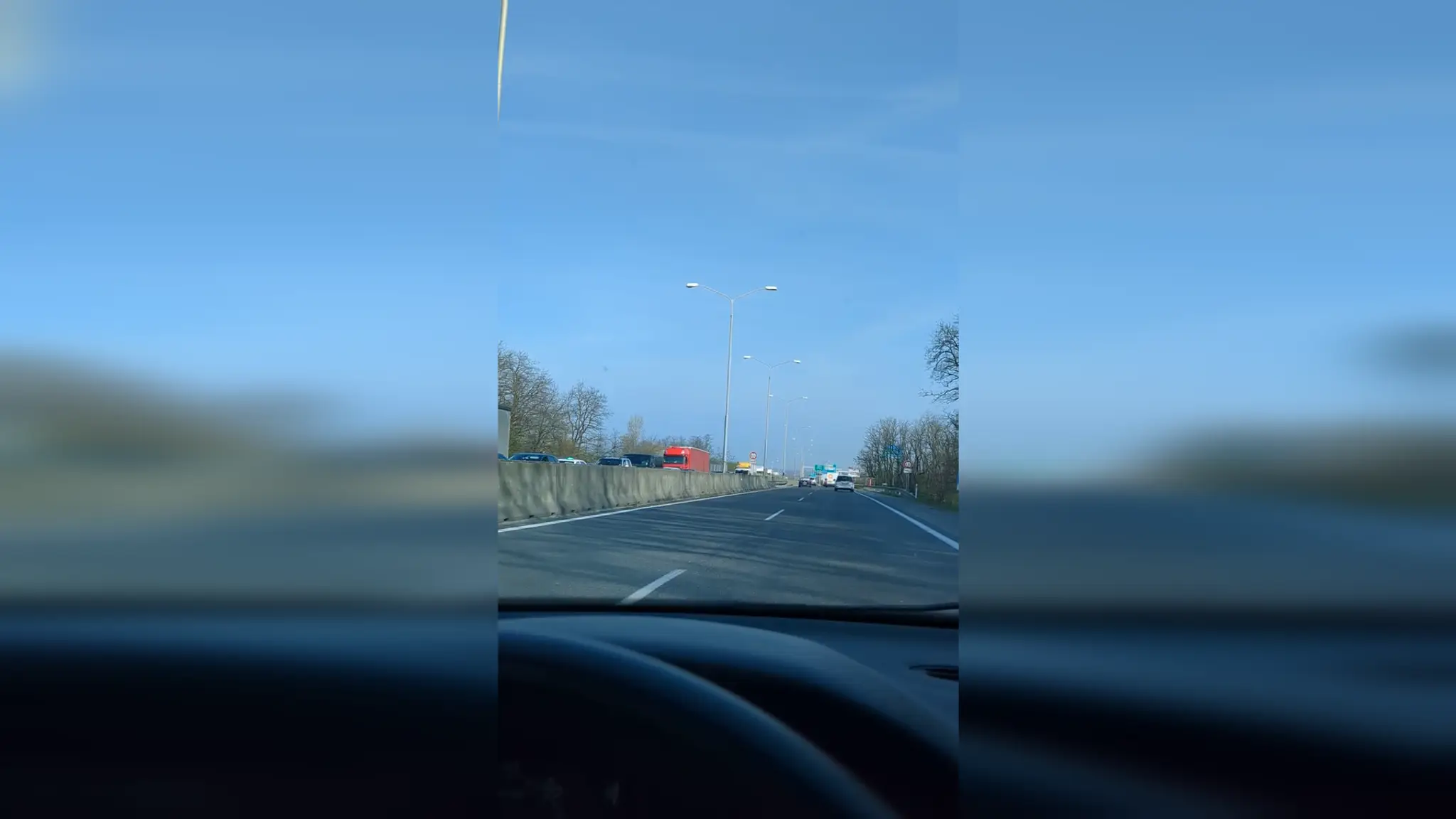 Kolóna pred tunelom Sitina.