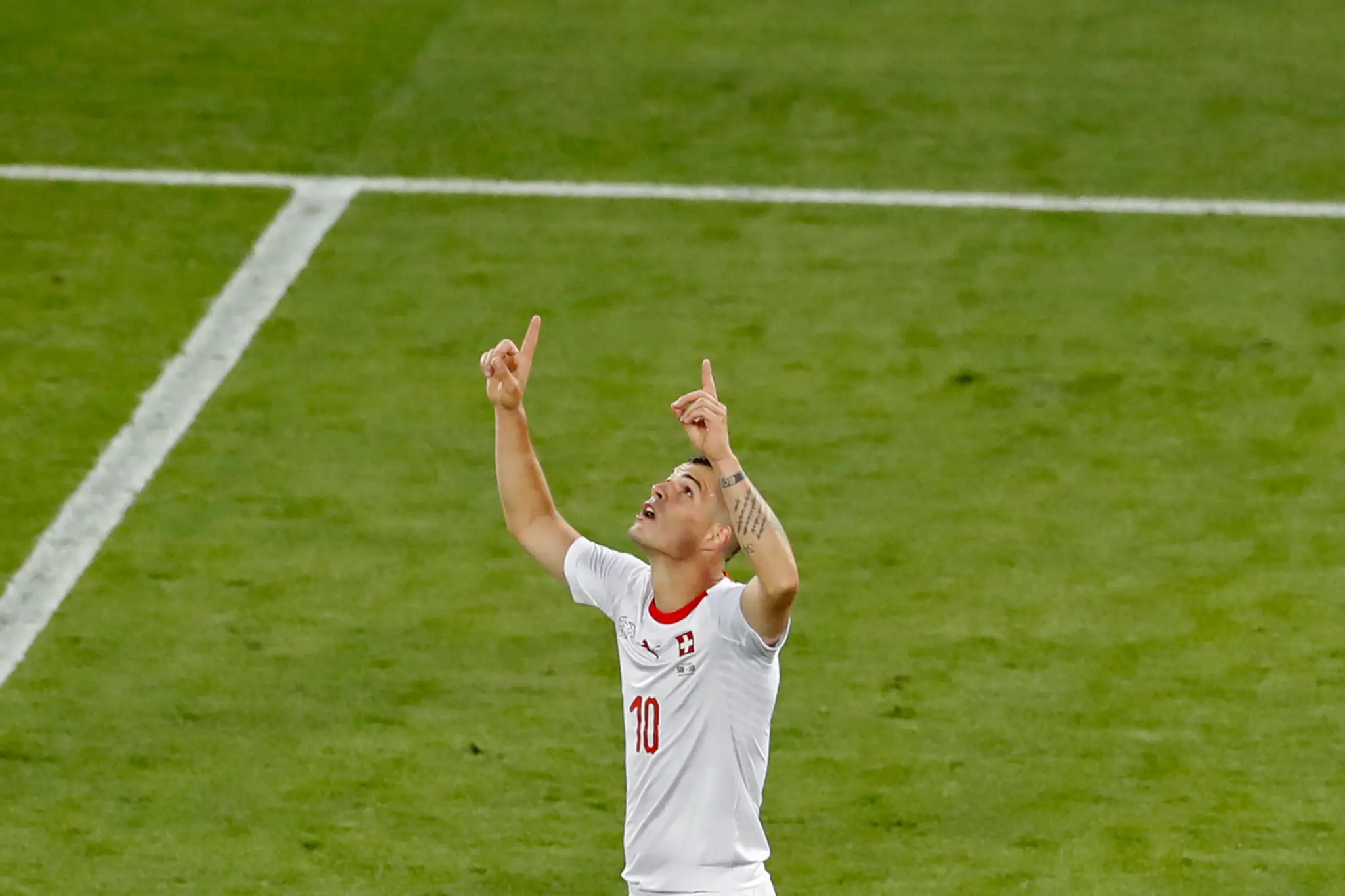 Švajčiarsky hráč Granit Xhaka oslavuje svoj gól