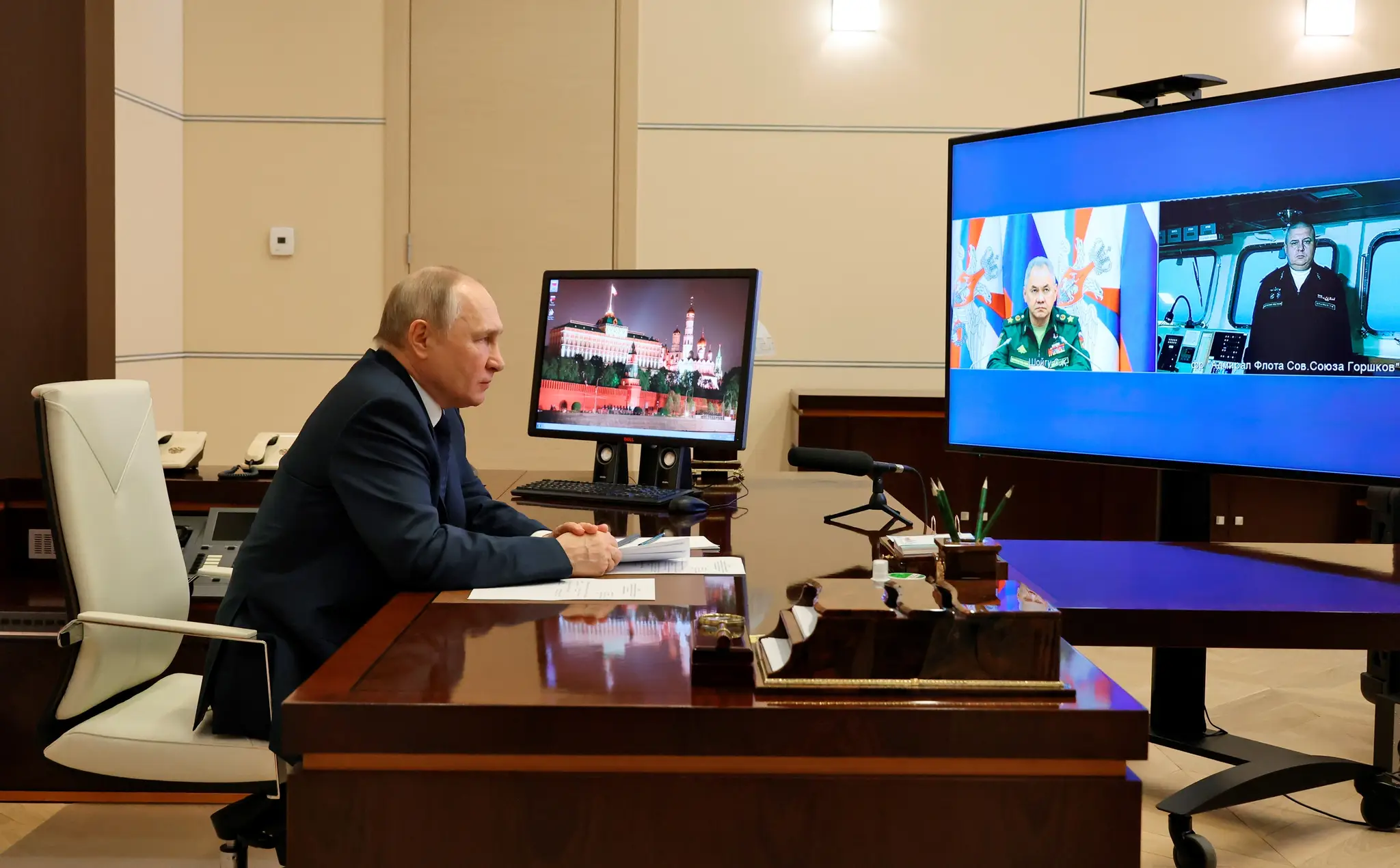 Ruský prezident Vladimir Putin počas videokonferencie s ruským ministrom obrany Sergejom Šojguom.