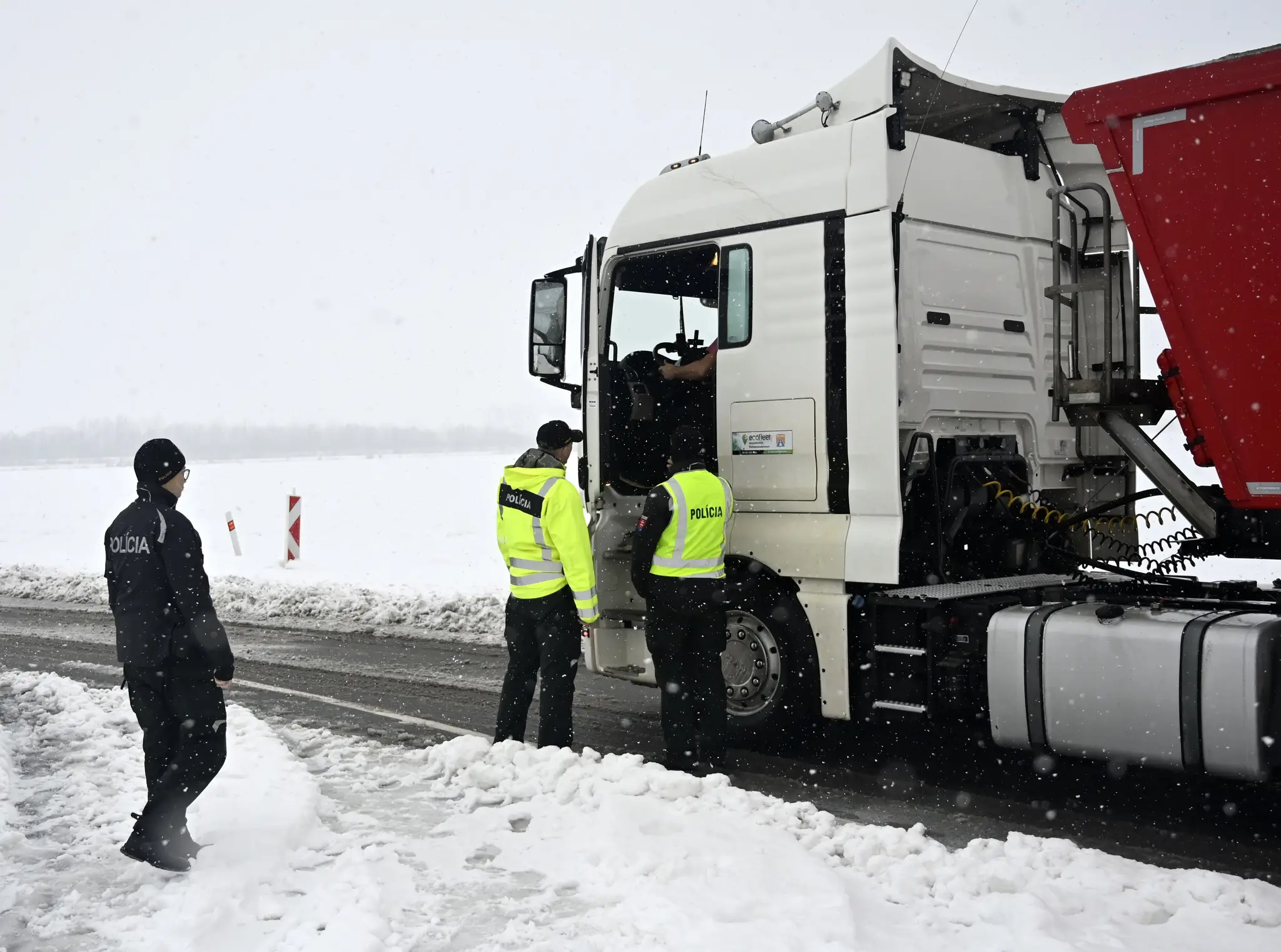 Policajti na hraniciach s Maďarskom. 