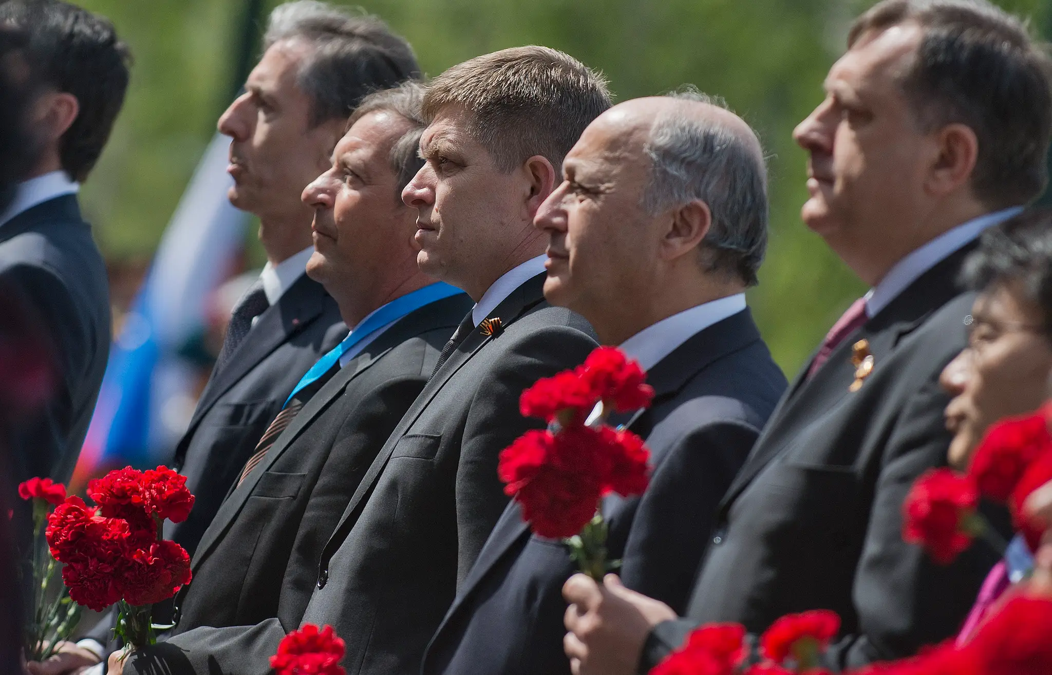 Premiér SR Robert Fico (štvrtý sprava) počas pietneho aktu kladenia vencov k pamätníku neznámeho vojaka v Alexandrovskej záhrade v Moskve.