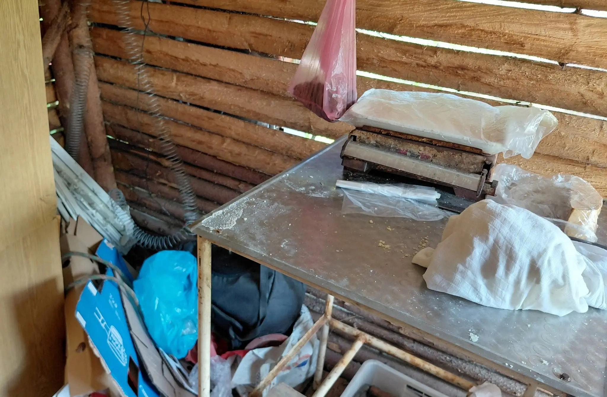 Znečistené priestory nelegálneho salaša, kde objavili vo výrobkoch salmonelu.