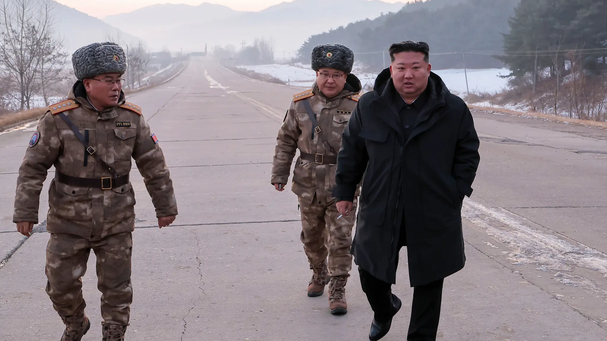 Kim Jong Un a vojaci Severnej Kórey