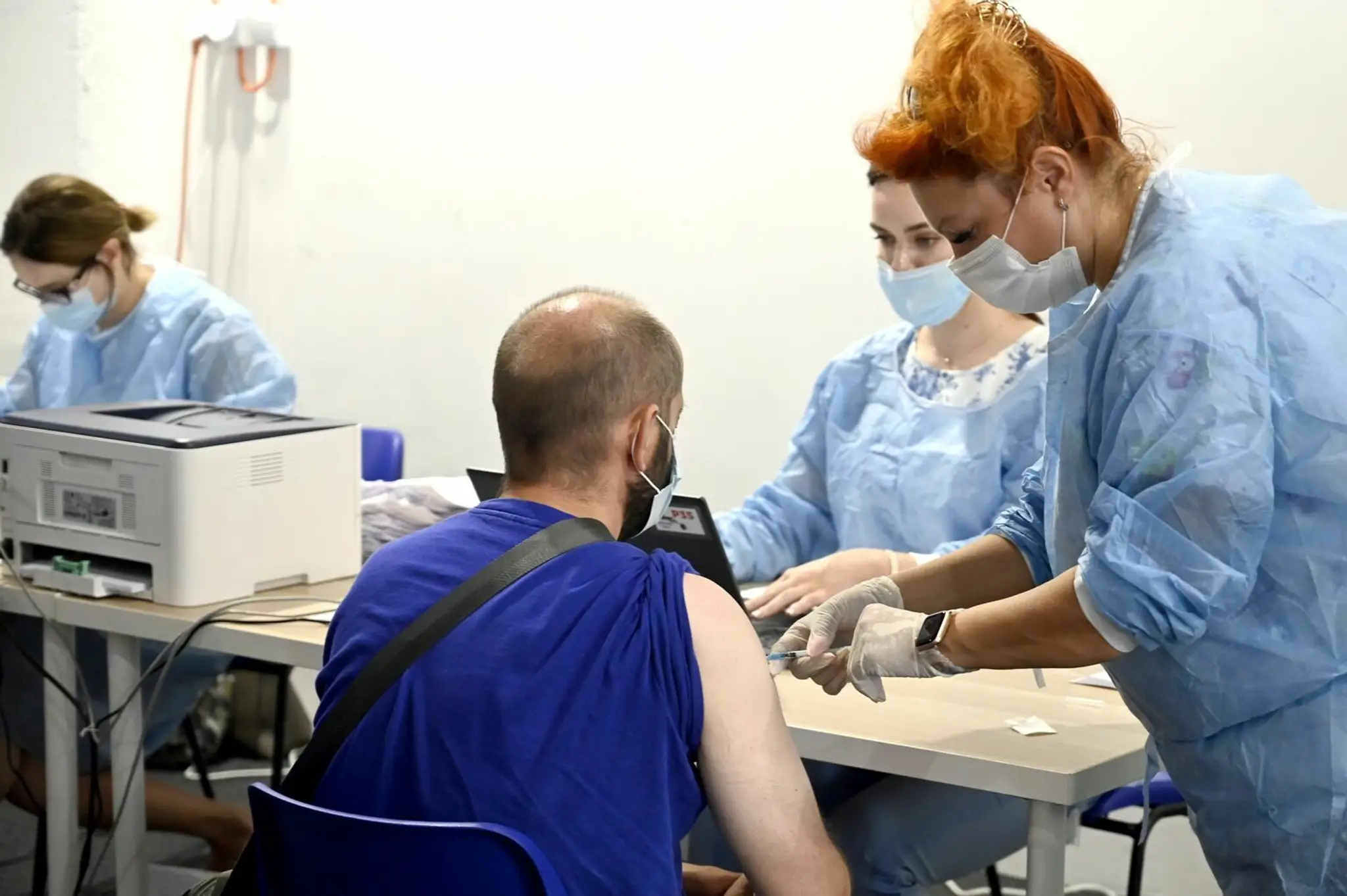 Na snímke očkovanie proti ochoreniu COVID-19