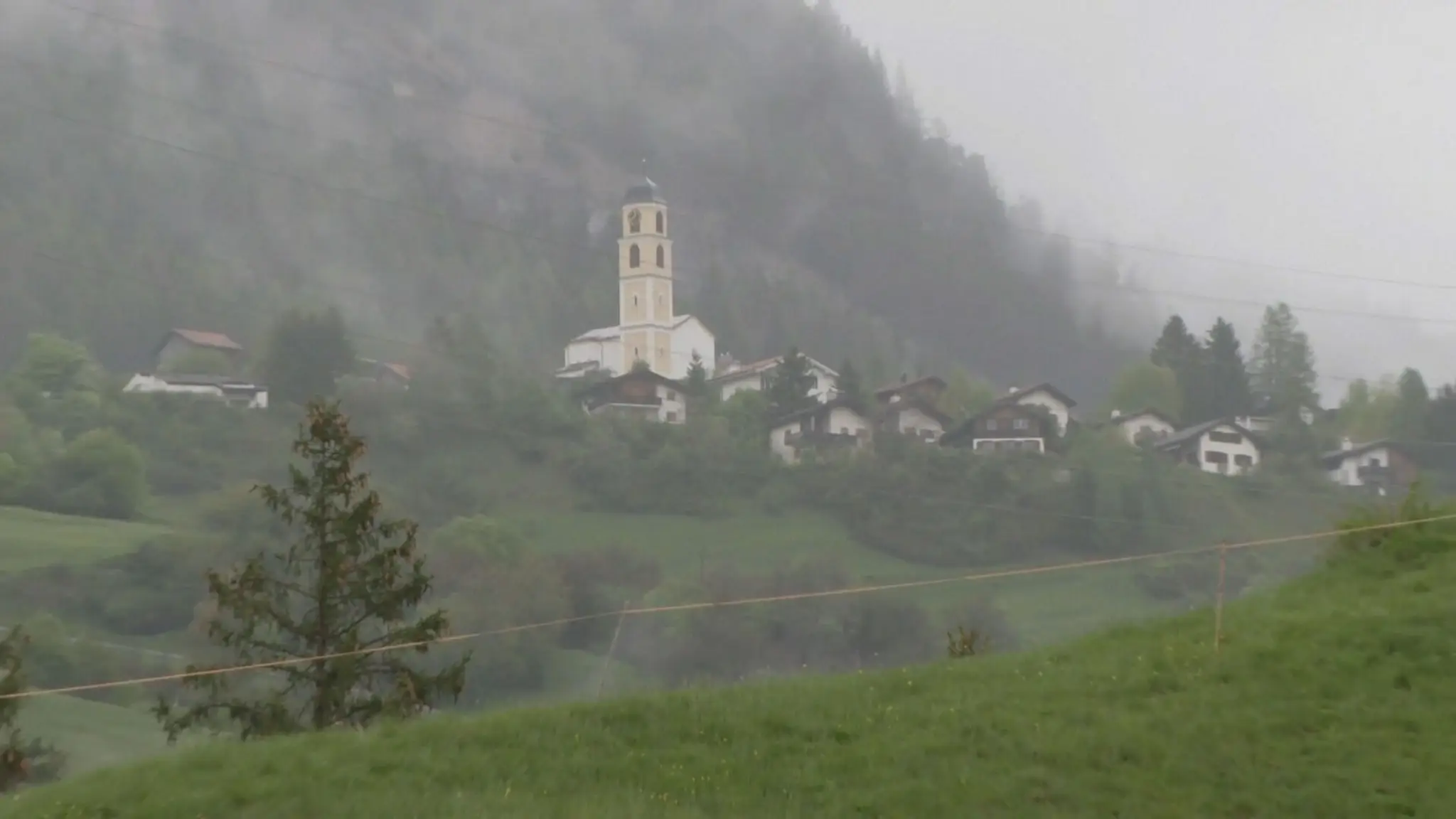 Švajčiarsku dedinu zasype lavína.