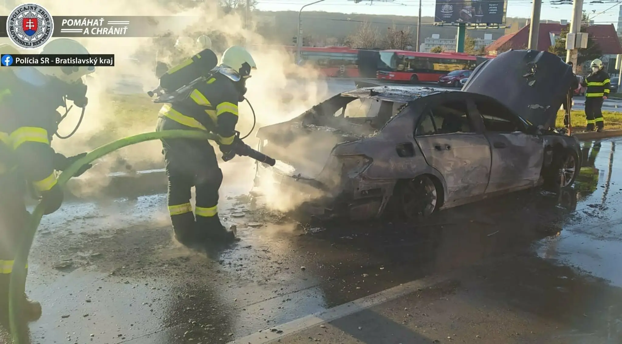 Uhasené auto na bratislavskej Patrónke.