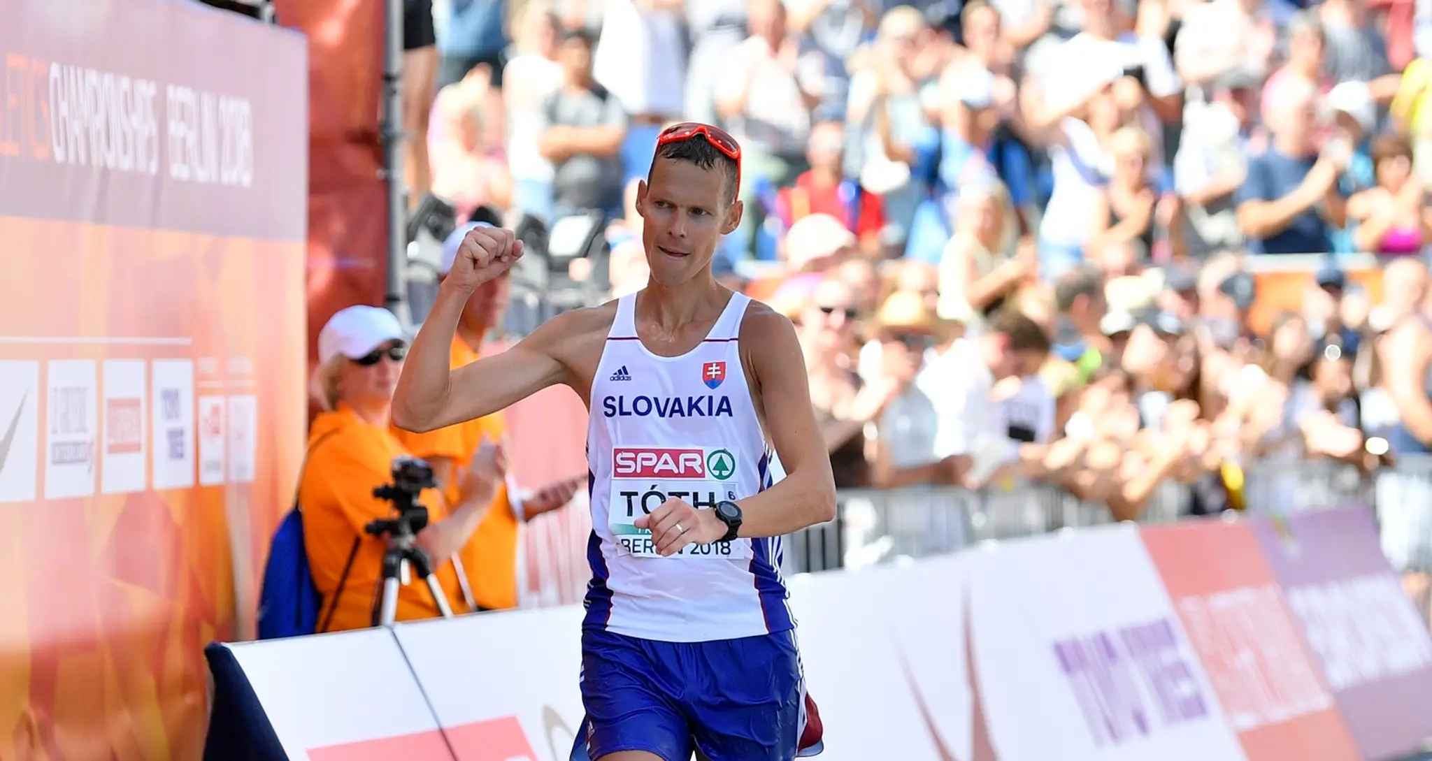 Matej Tóth sa teší zo striebornej medaily v chôdzi mužov na 50 km na ME v atletike v Berlíne.