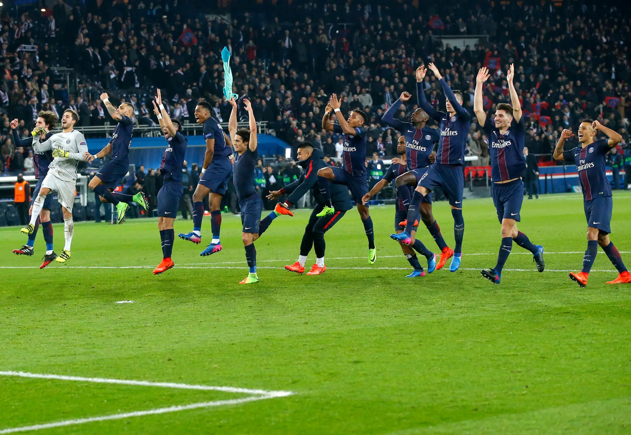 Nadšení hráči PSG po jasnom triumfe 4:0 nad Barcelonou v osemfinále LM.