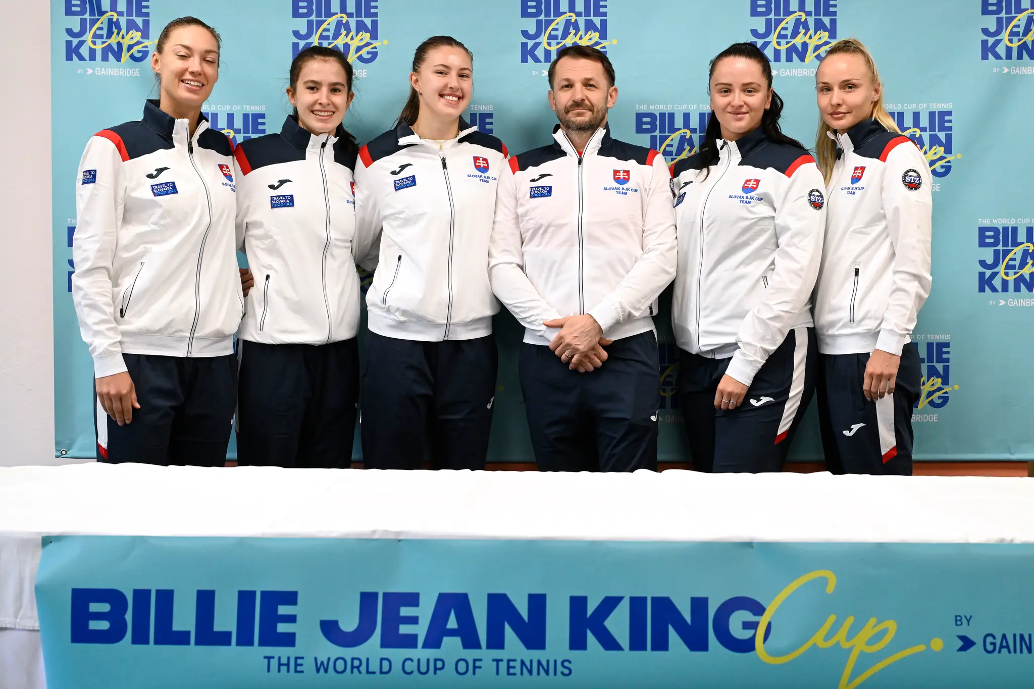 Na snímke zľava Tereza Mihalíková, Mia Pohánková, Renáta Jamrichová, kapitán Matej Lipták, Viktória Hrunčáková a Rebecca Šramková pózujú počas tlačovej konferencie.