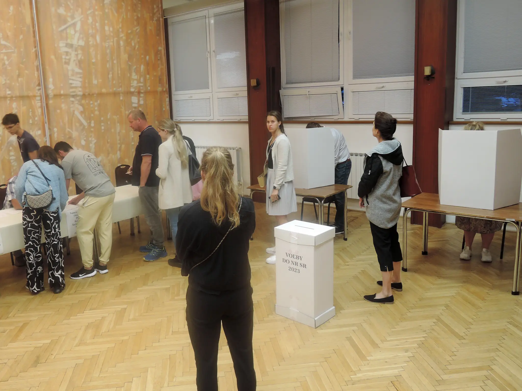 Voliči vo volebnej miestnosti v bratislavskej Záhorskej Bystrici.