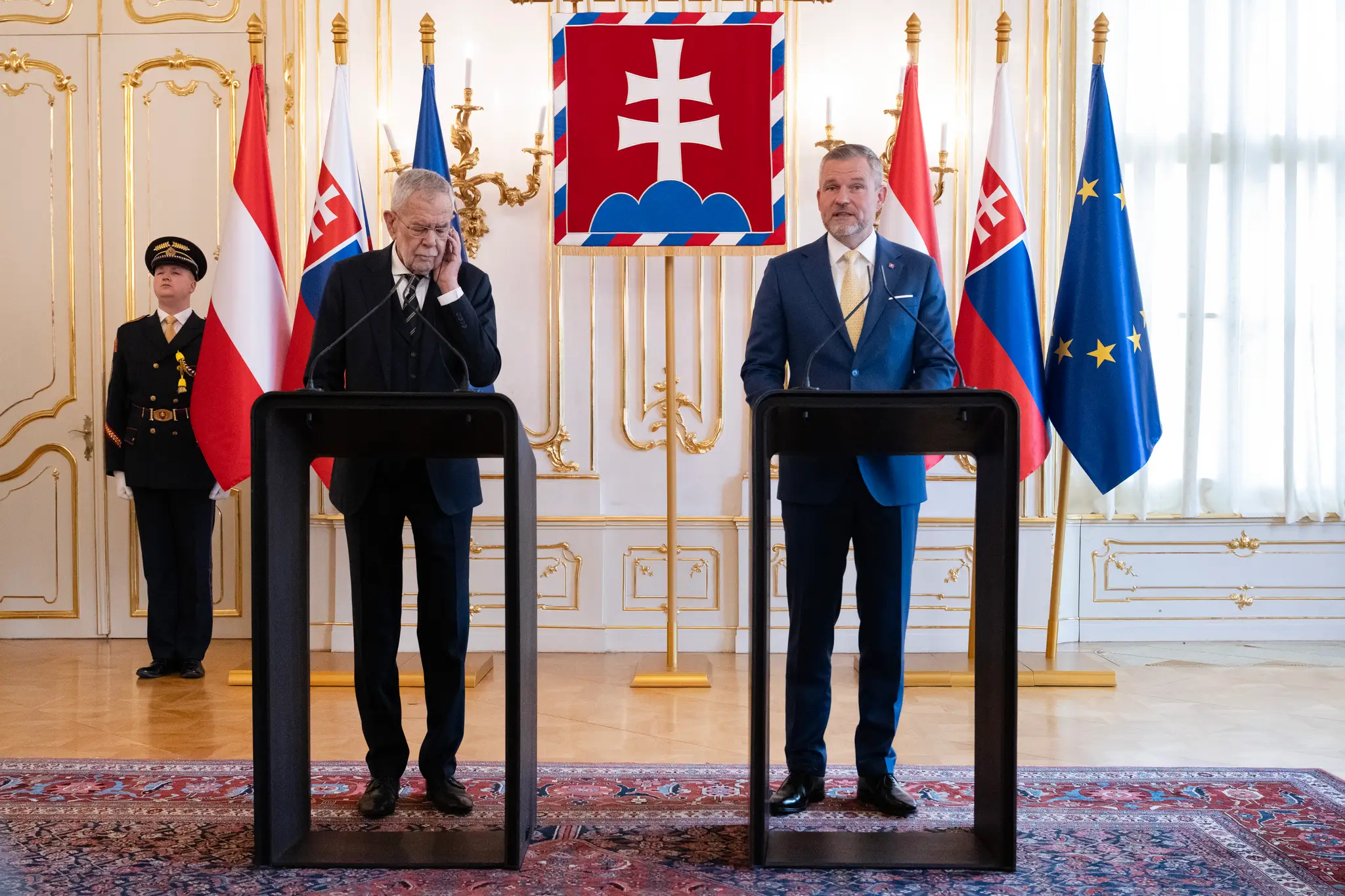 Na snímke prezident SR Peter Pellegrini (vpravo) a rakúsky prezident Alexander Van der Bellen (vľavo)