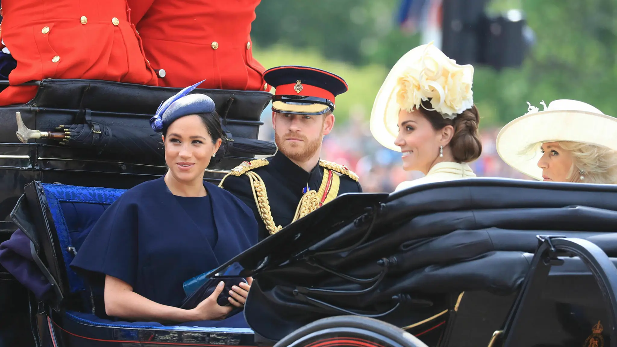 Meghan a Harry v sprievode.