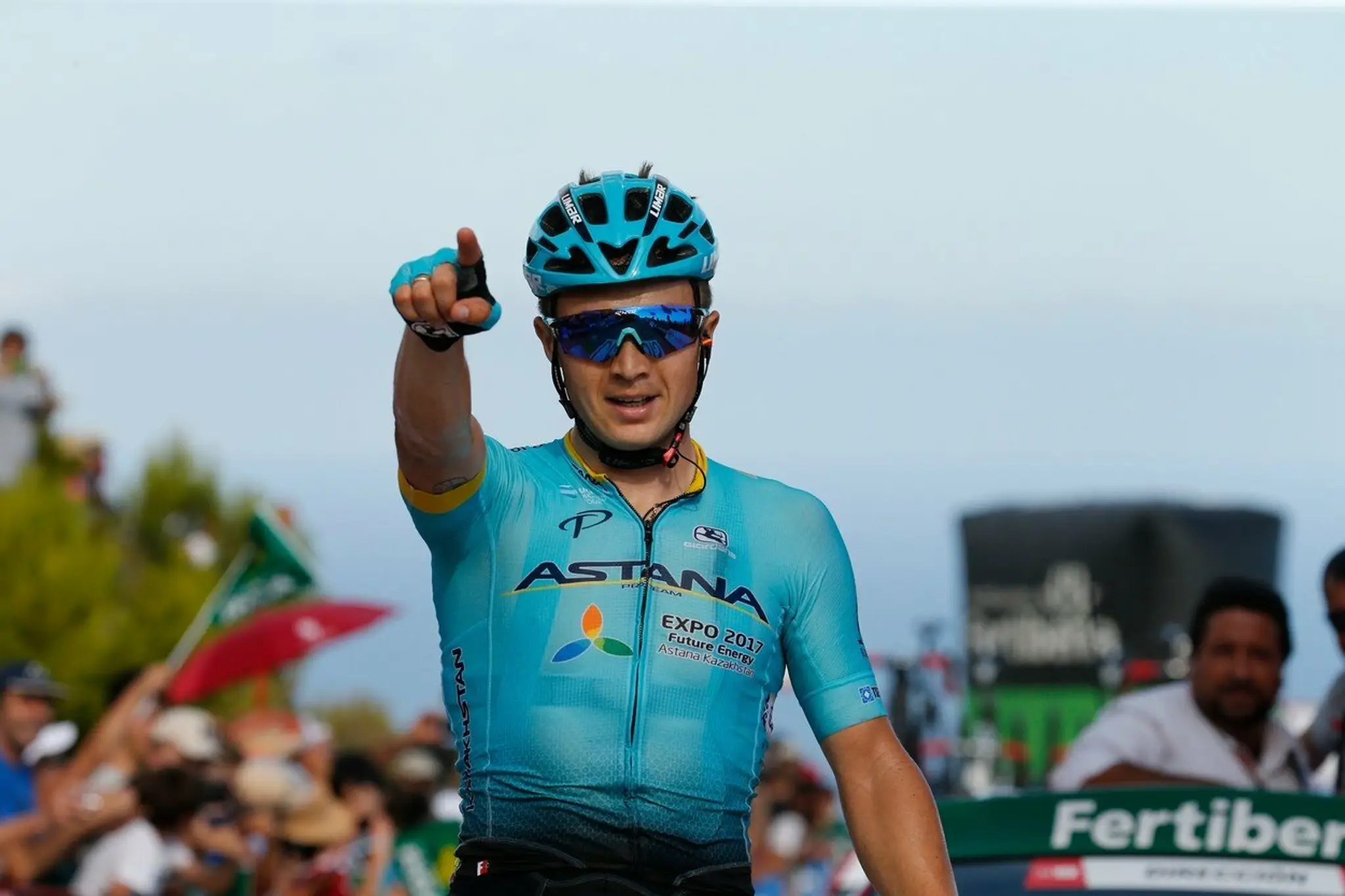 Alexej Lucenko oslavuje svoje víťazstvo v 5. etape na Vuelte.