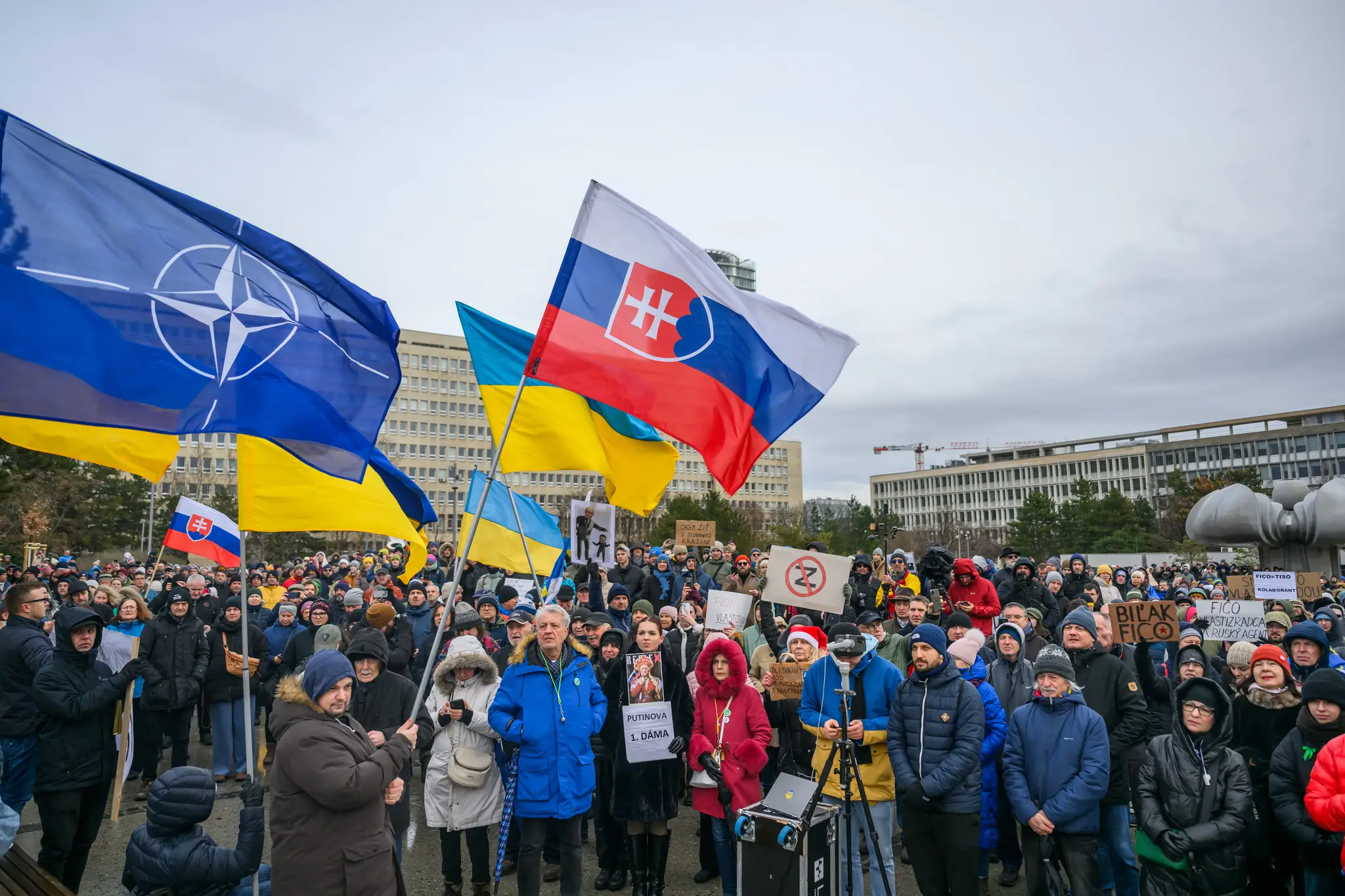 Protest proti nedeľnej (22. 12.) návšteve predsedu vlády SR Roberta Fica (Smer-SD) v Moskve na Námestí slobody v Bratislave v pondelok 23. decembra 2024.