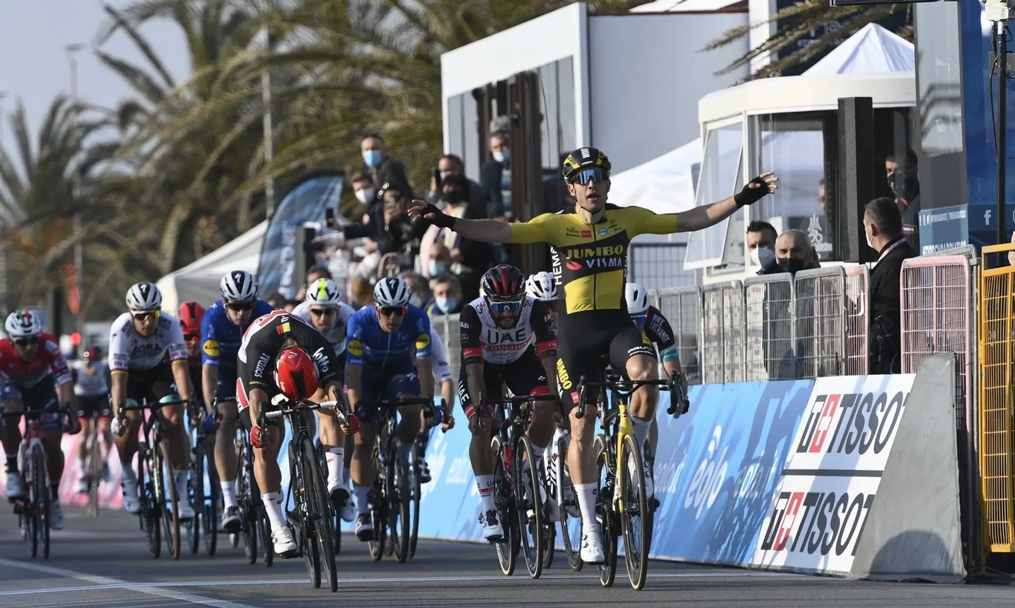 Wout van Aert sa raduje z triumfu v 1. etape na Tirreno Adriatico..jpg