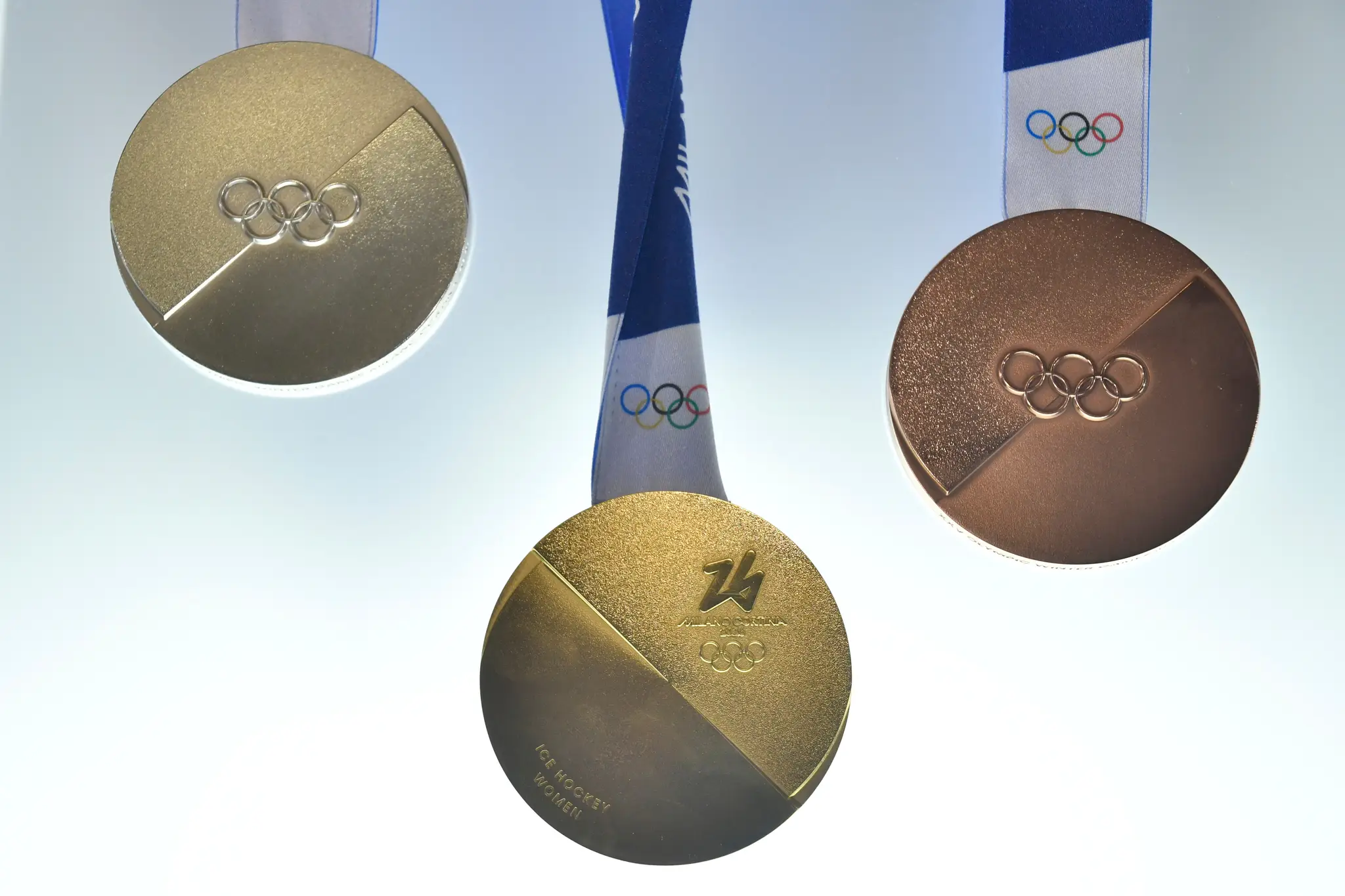 Na snímke dizajn medailí na budúcoročné zimné olympijské hry v Miláne a Cortine d'Ampezzo.