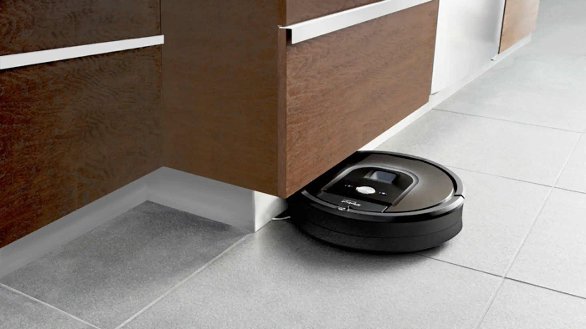 Roomba® 980 dokáže vymiesť aj nečistoty okolo nábytku.