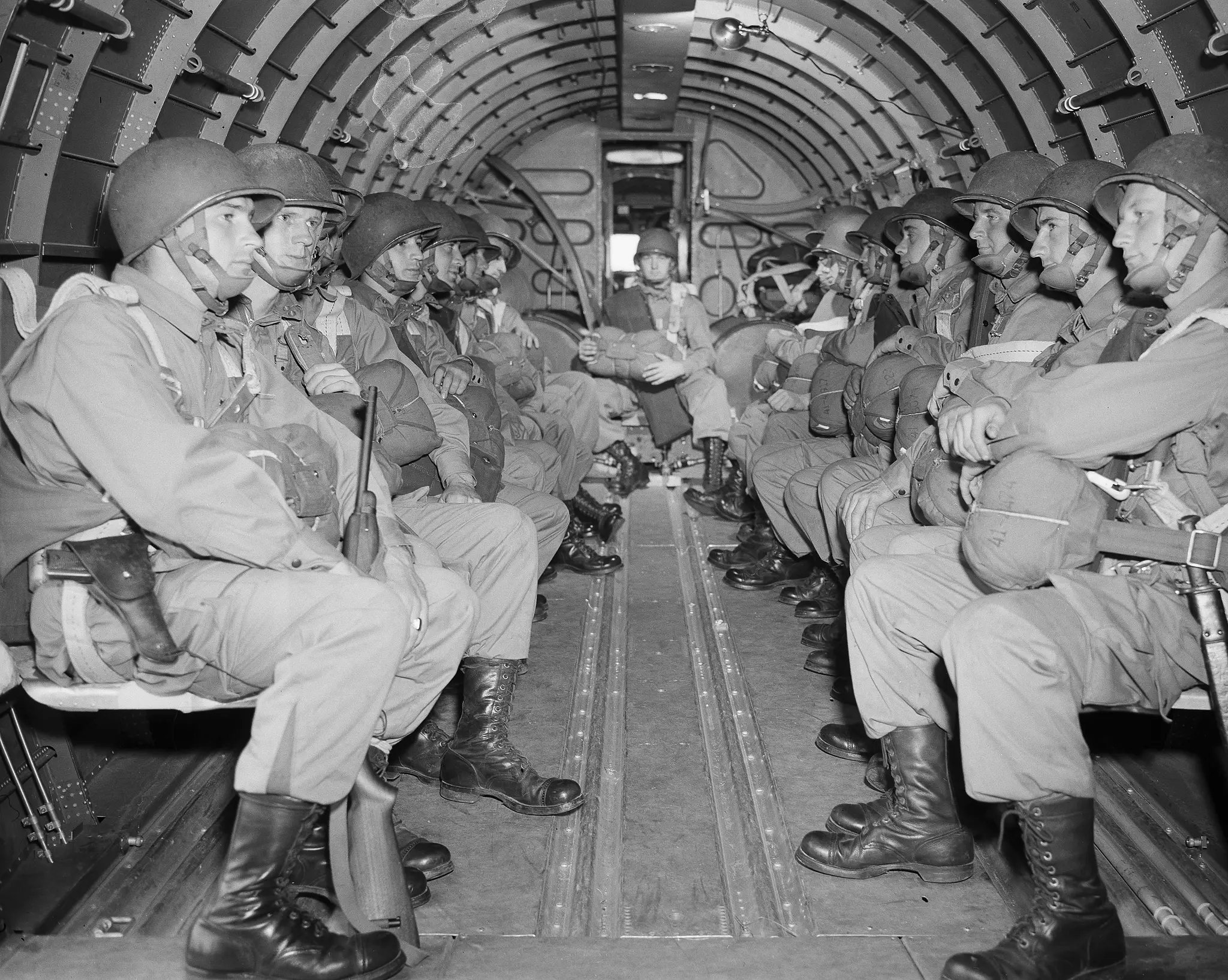 Na archívnej snímke z 6. júna 1944 americkí výsadkári sedia vo vojenskom lietadle, ktoré sa vznáša nad Lamanšským prielivom na ceste k francúzskemu pobrežiu Normandie.