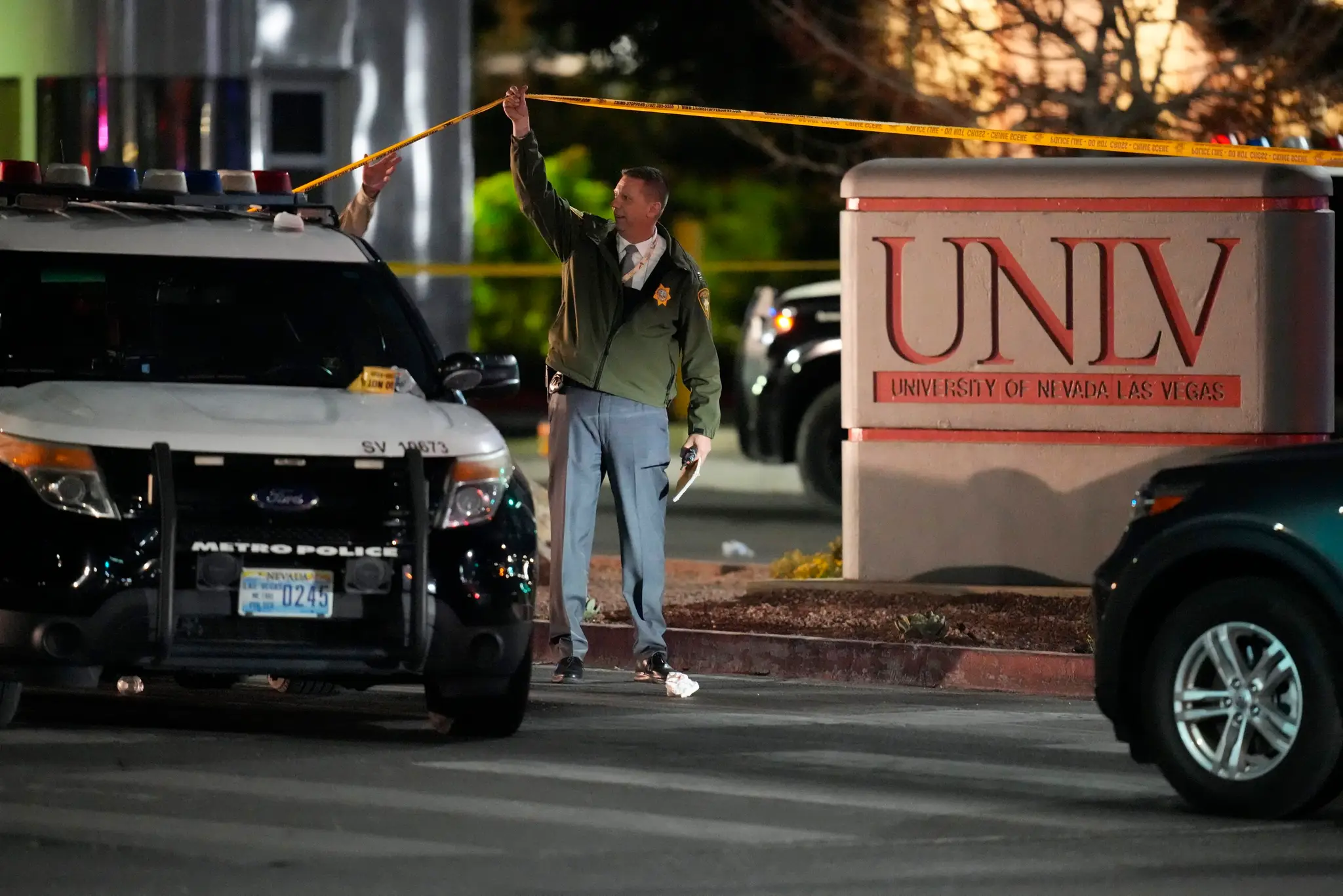 Policajt prechádza pod páskou miesta činu po streľbe na univerzite v Las Vegas.