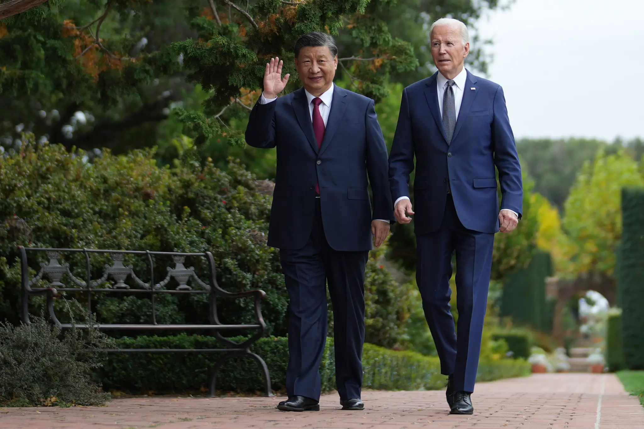 Na snímke sprava americký prezident Joe Biden a čínsky prezident Si Ťin-pching.