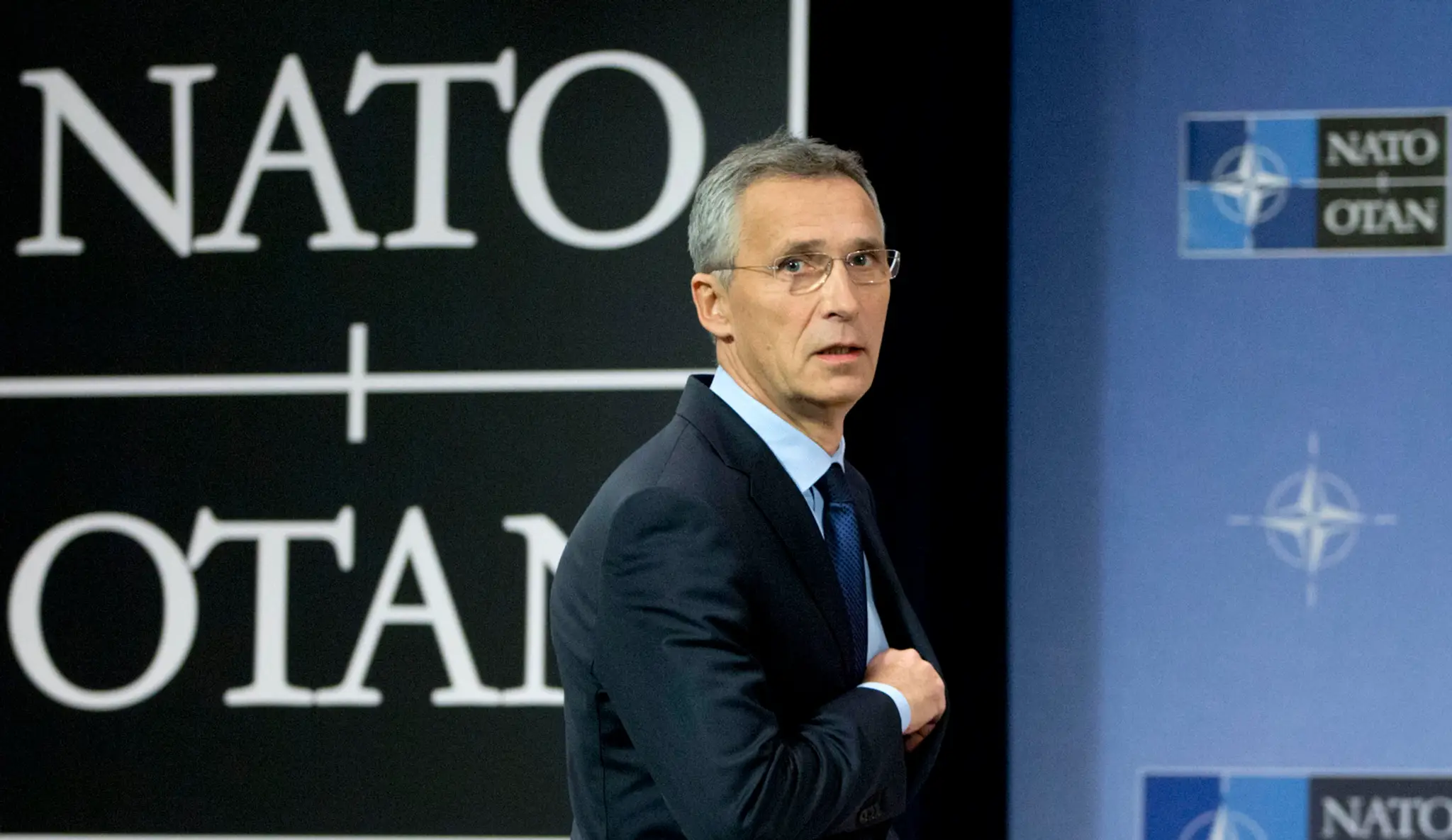 Generálny tajomník NATO Jens Stoltenberg prichádza na tlačovú konferenciu pred zasadnutím ministrov obrany Severoatlantickej ali