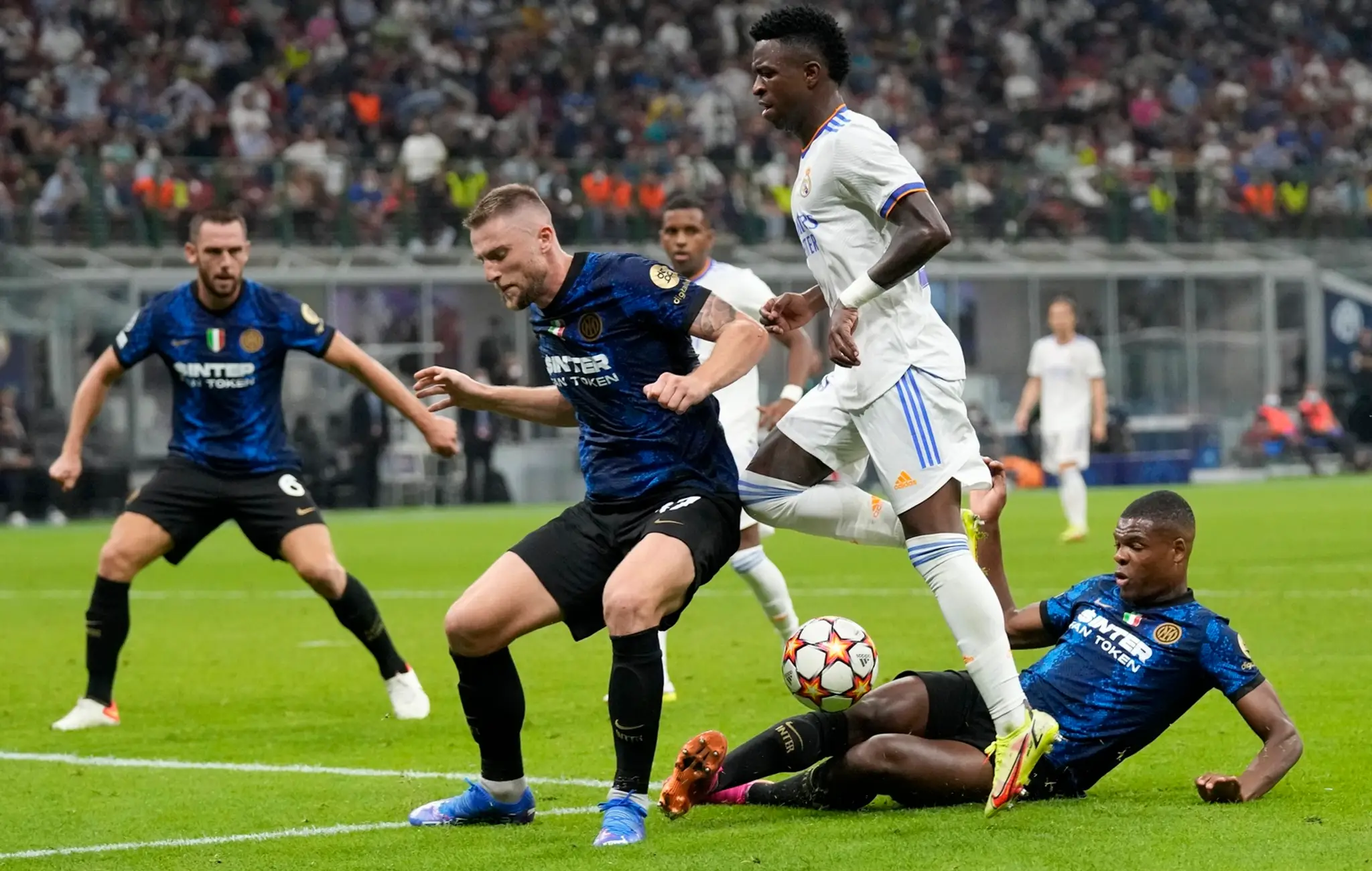 Milan Škriniar (Inter Miláno) a hráč Realu Madrid Vinicius Junior (druhý sprava) bojujú o loptu.
