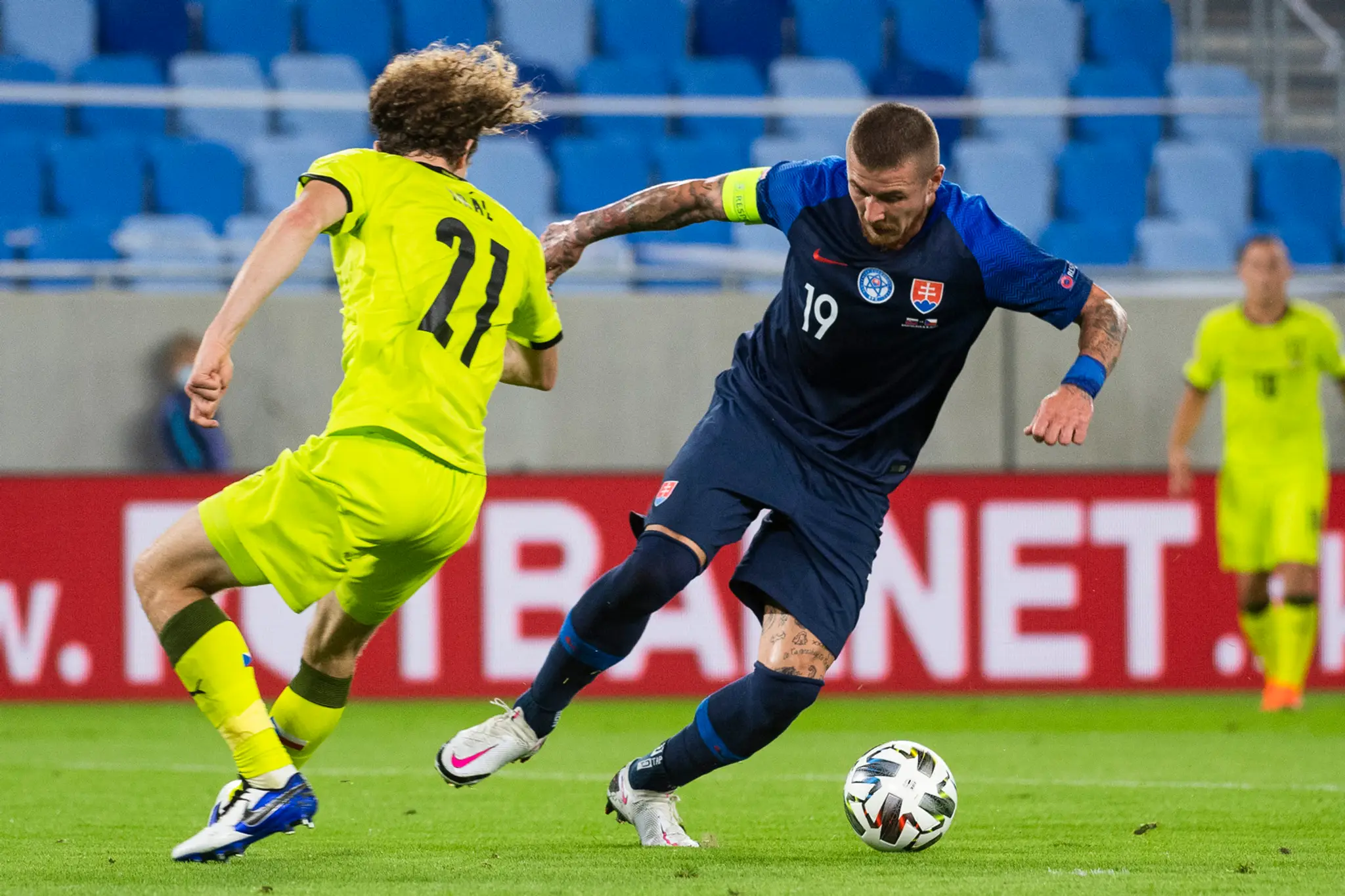 Zľava Čech Tomáš Kalas a Róbert Boženík počas zápasu Ligy národov.