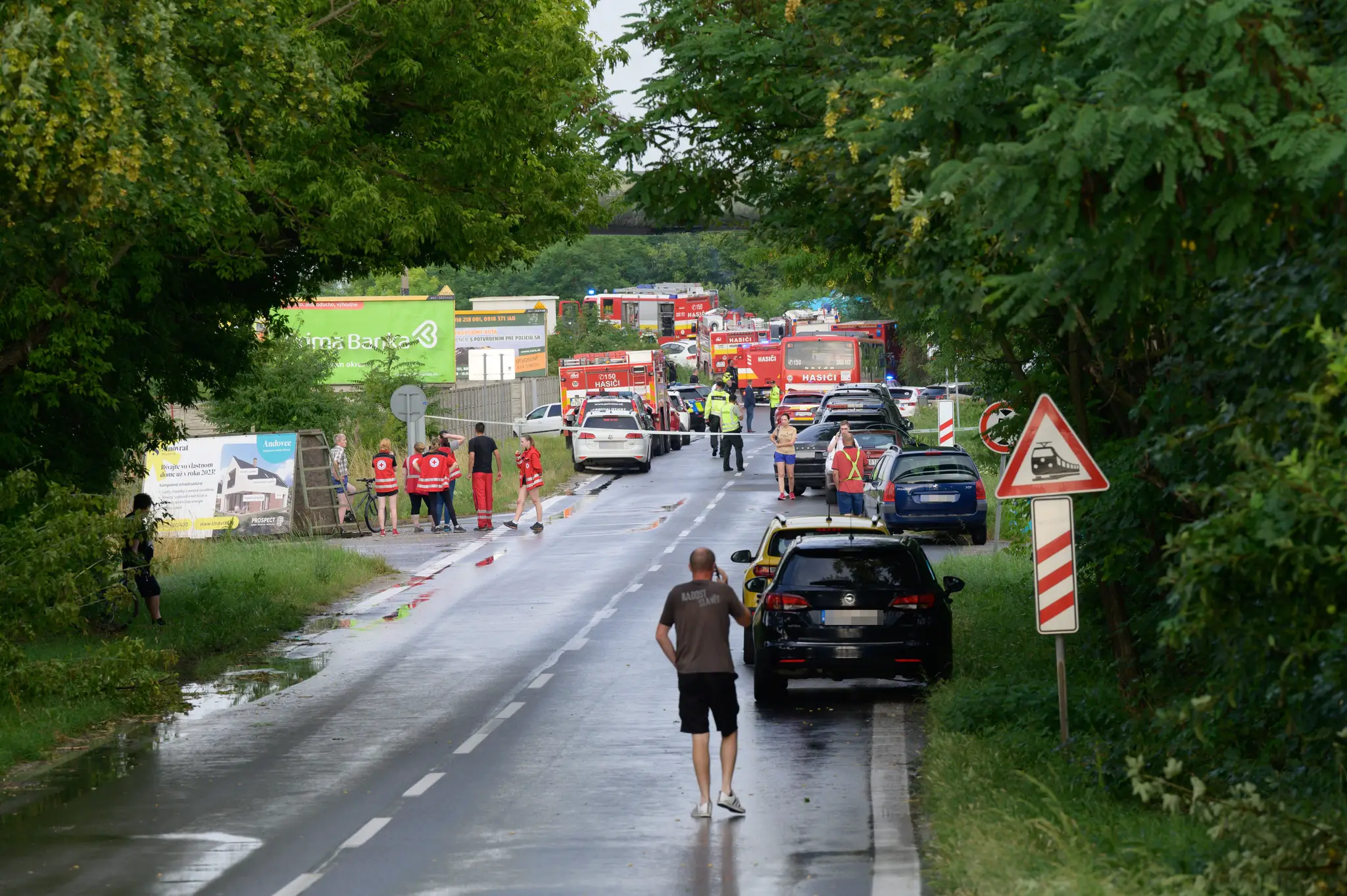Zrážka vlaku a autobusu pri Nových Zámkoch.