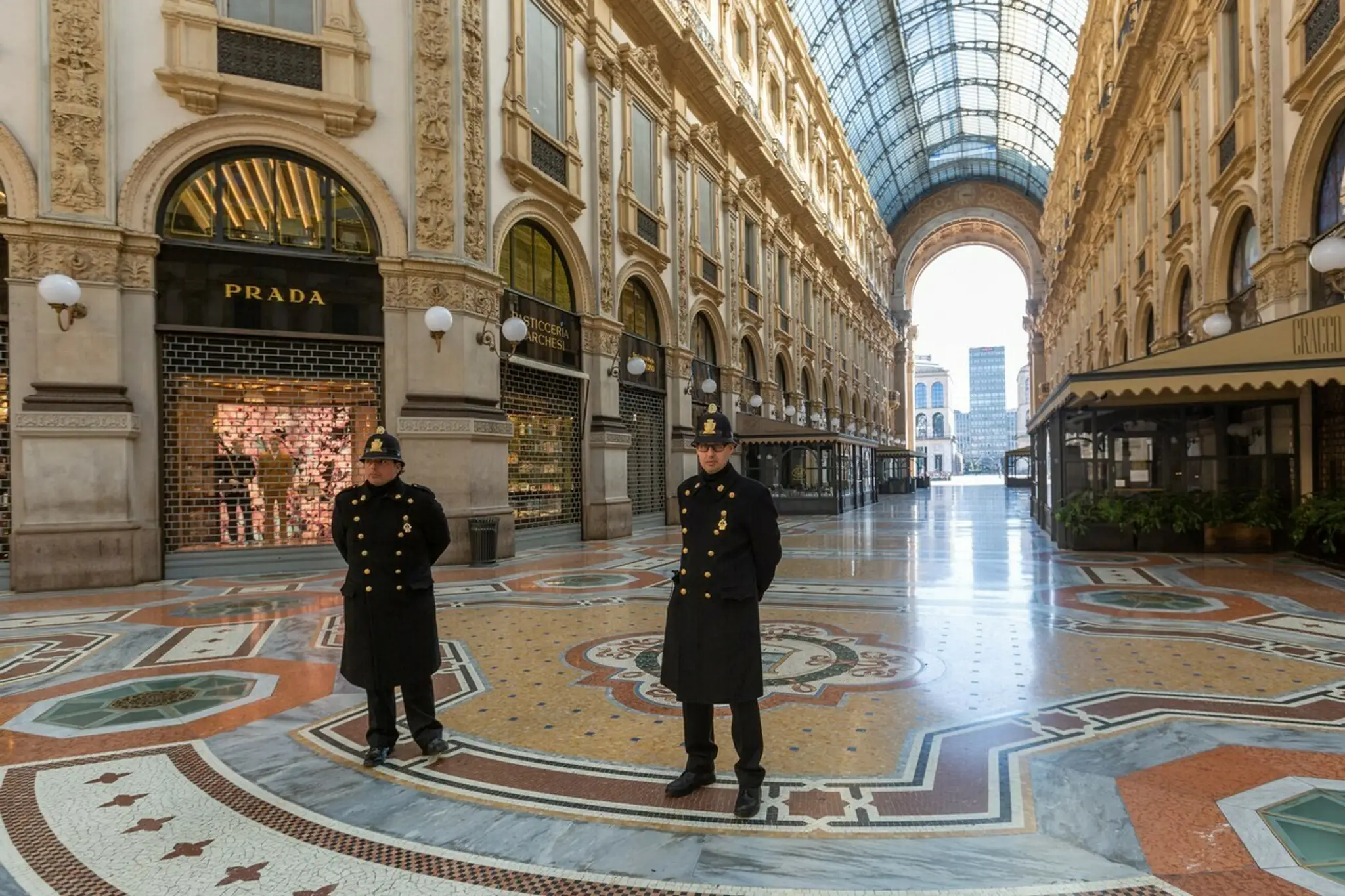 Policajti vo vyľudnenej Galérii Viktora Emmanuela II. v Miláne.