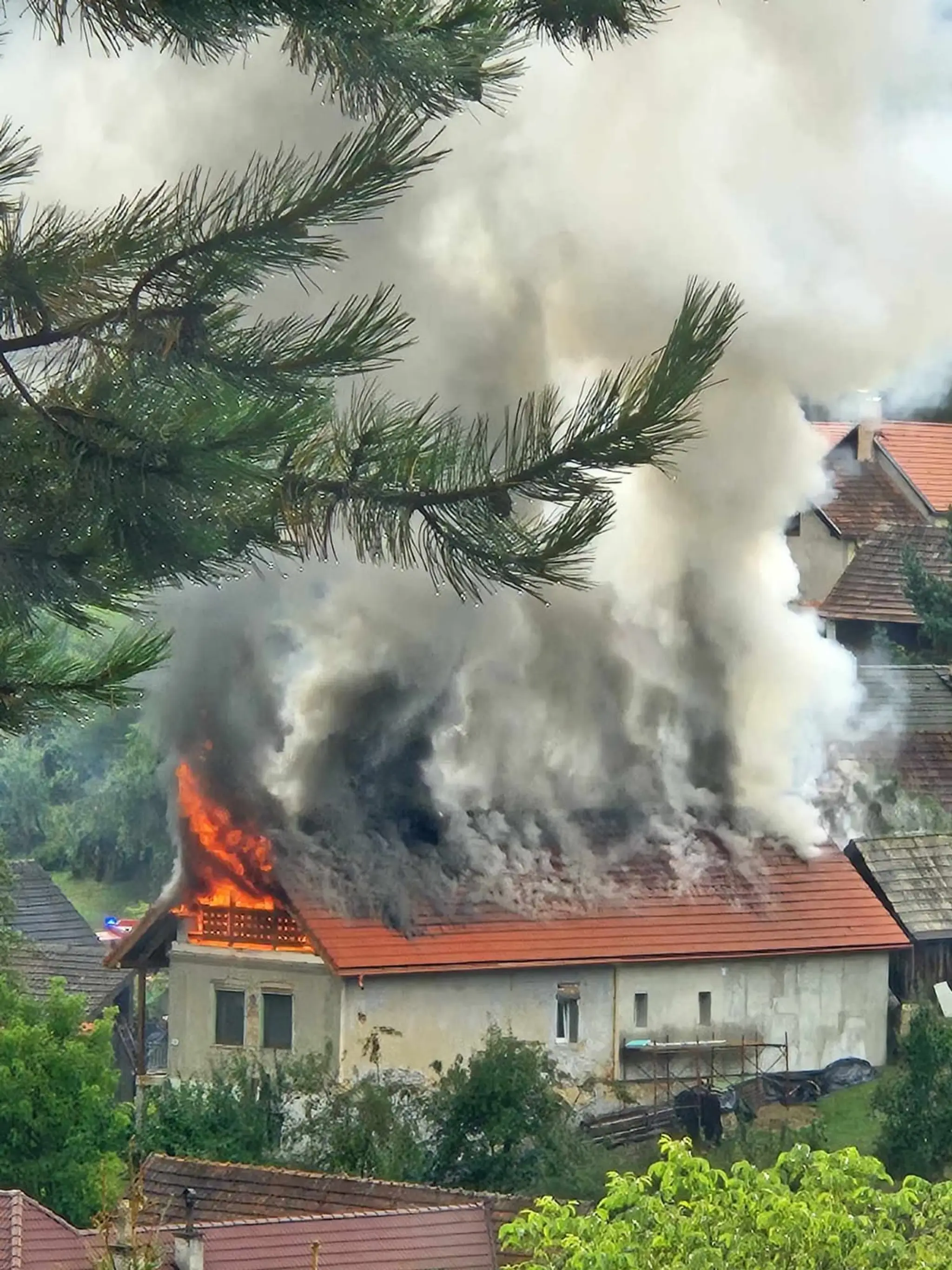 Do domu udrel blesk, zachvátili ho plamene.