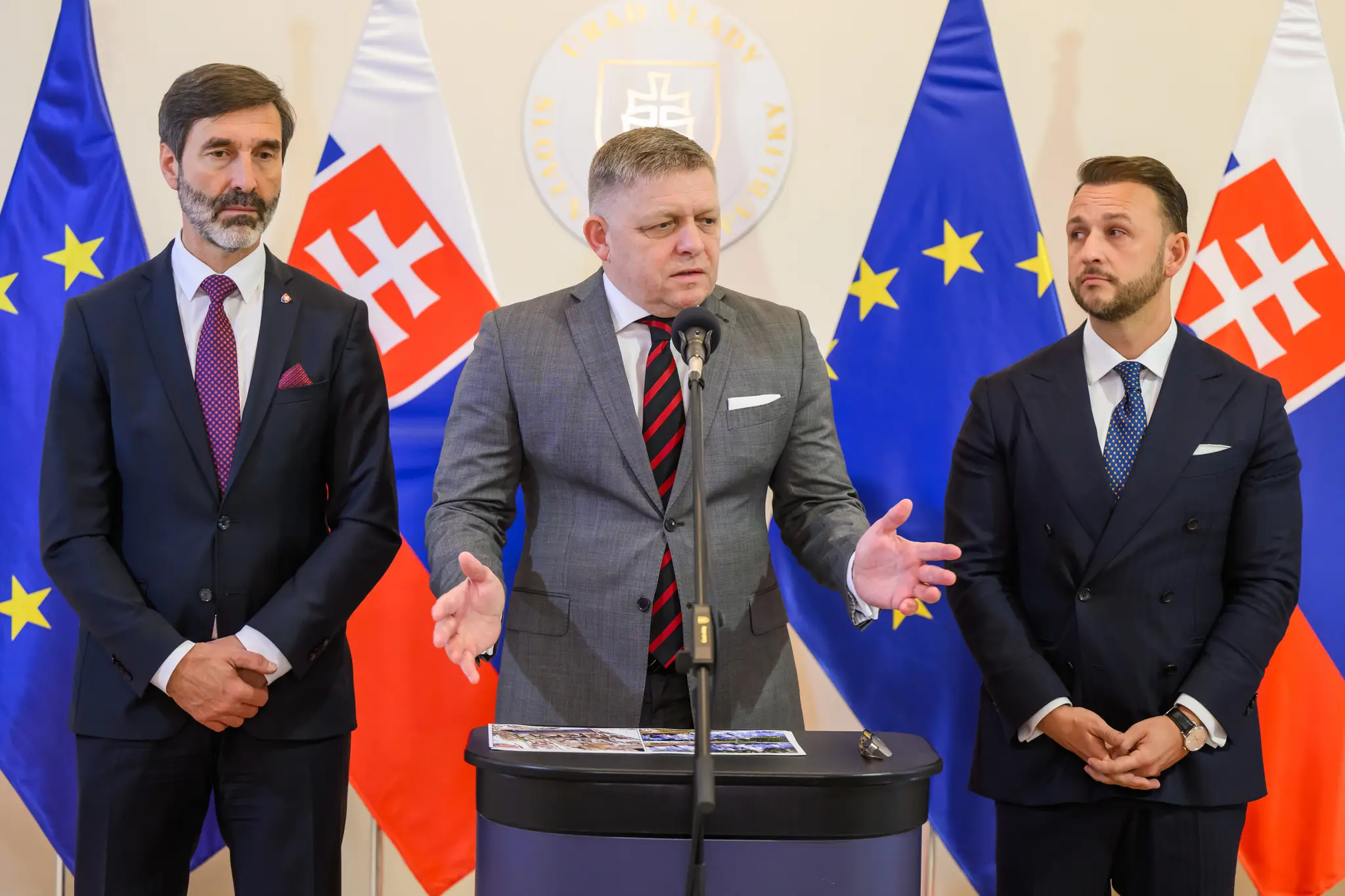 Na snímke zľava minister zahraničných vecí a európskych záležitostí SR Juraj Blanár (Smer-SD), predseda vlády SR Robert Fico (Smer-SD) a minister vnútra SR Matúš Šutaj Eštok (Hlas-SD).
