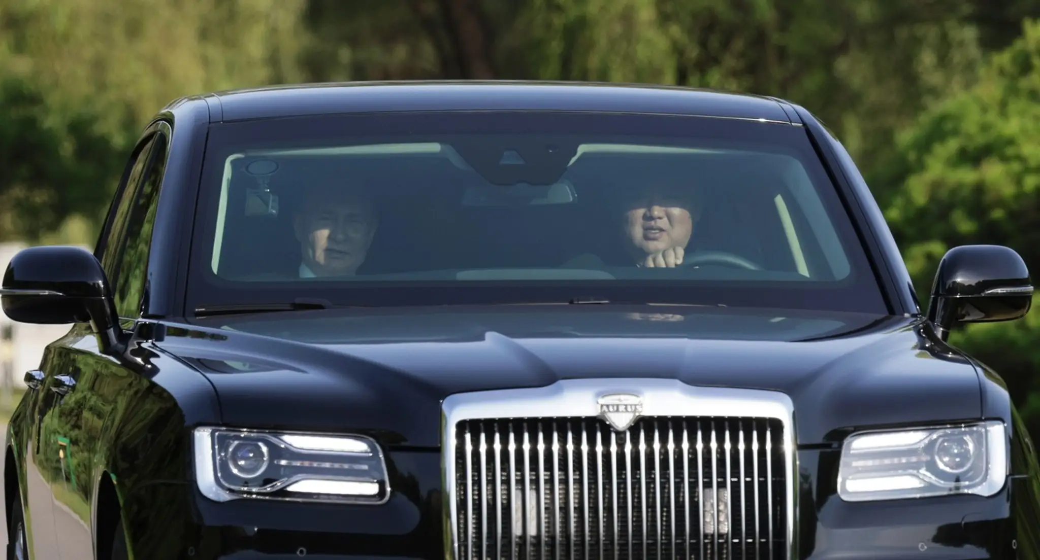 Vladimir Putin a Kim Čong-un v limuzíne. 