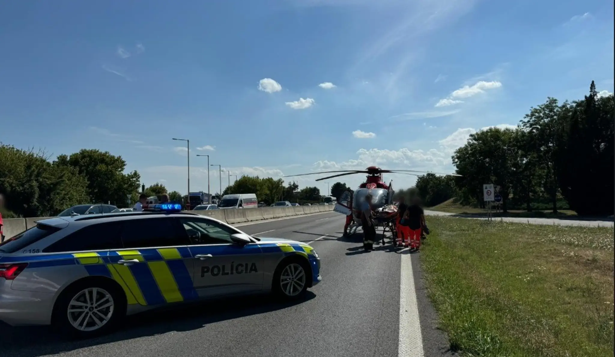 Pri nehode na D1 musel zasahovať vrtuľník