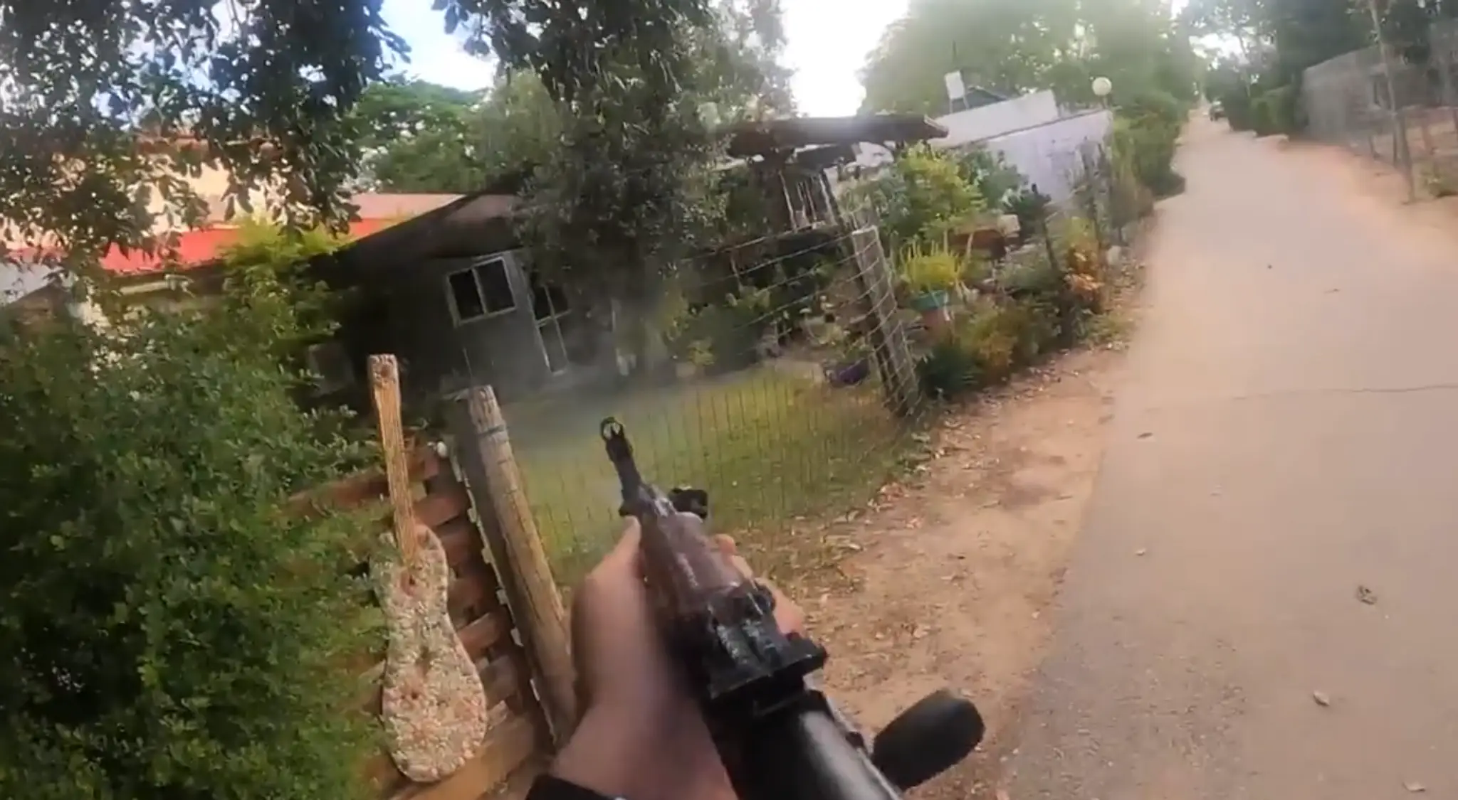 Izraelčania zverejnili video, ktoré nakrútil člen Hamasu počas útoku na kibuc.